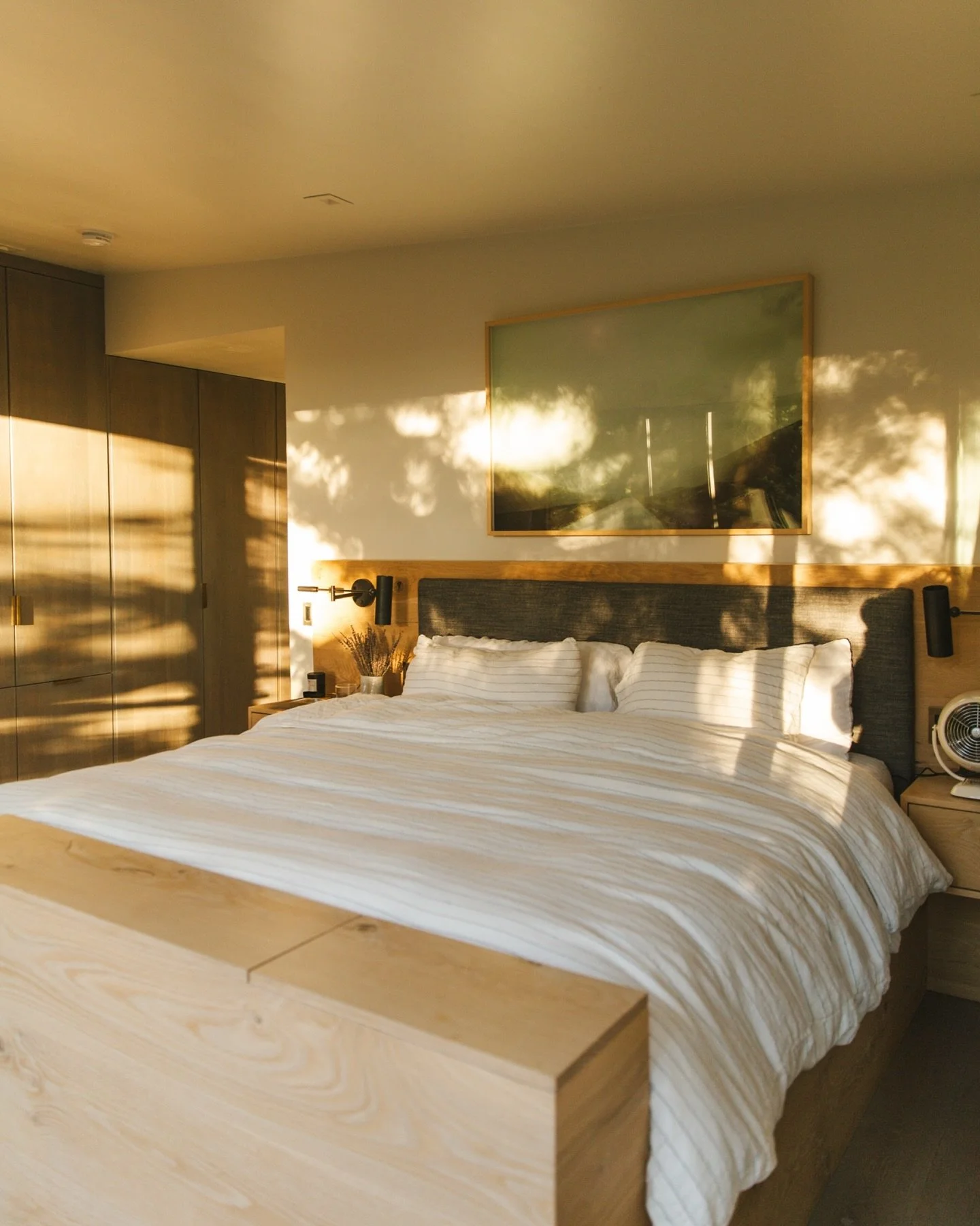 The primary bedroom at Gather Mammoth is a sanctuary that wakes you with nature putting on a glow-show ✨

Gather properties are chosen and designed with what makes us well as a top priority. Life feels better when our environment is inspired by natur