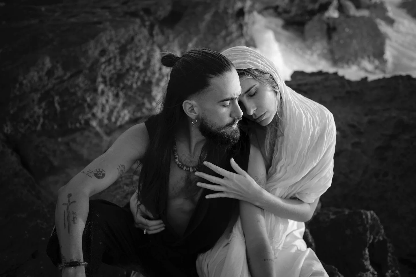 Solo en Amor 🤍🖤

Captured by @annarieke.photography