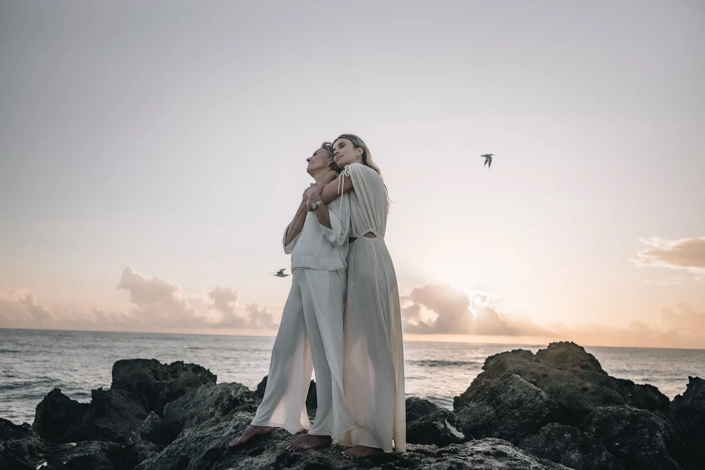 The woman who gave me wings to fly 🕊️ 
Love you Mami 

Thank you @annarieke.photography for capturing this sunrise ✨