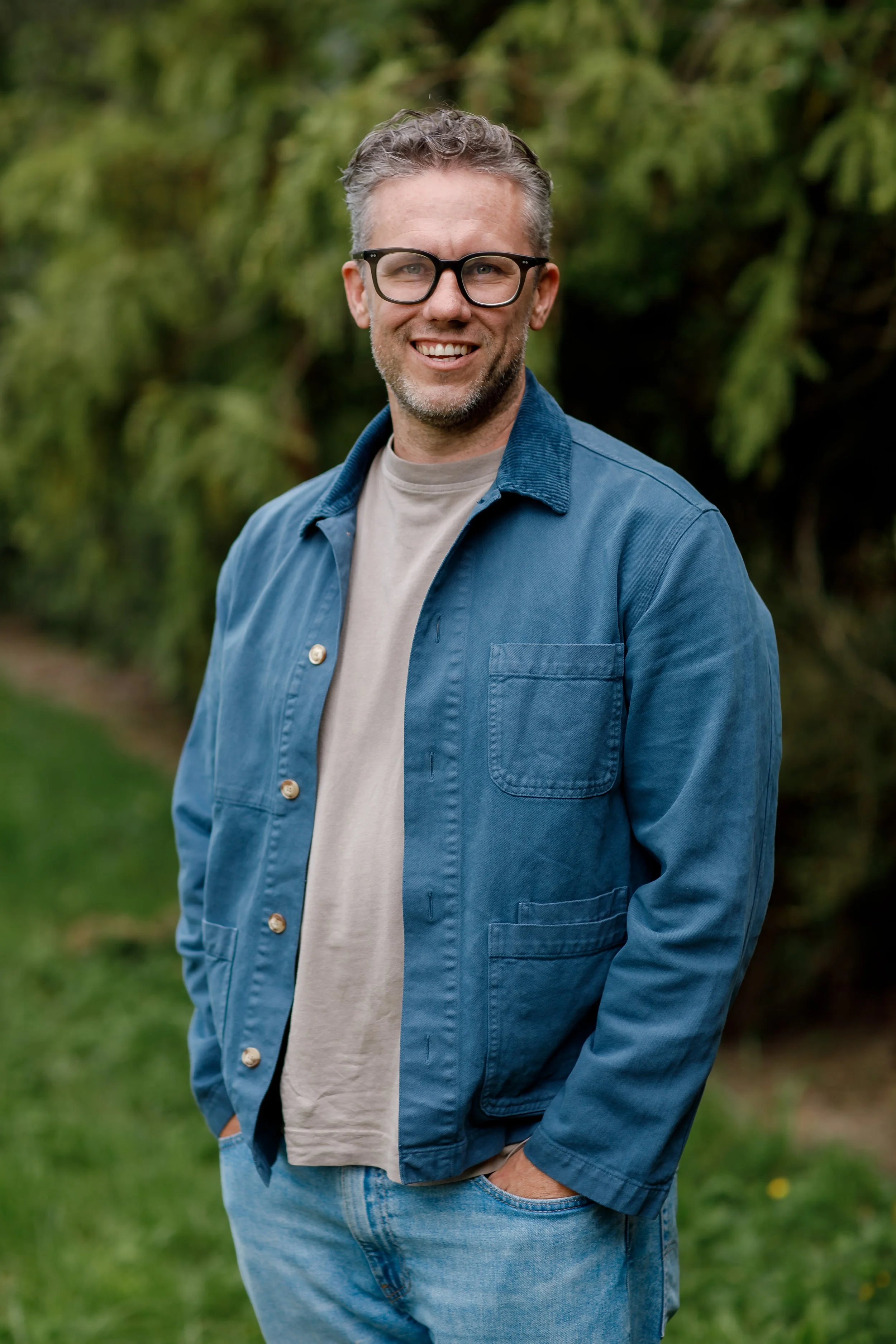relaxed-casual-headshot-male-waist-up-natural-light