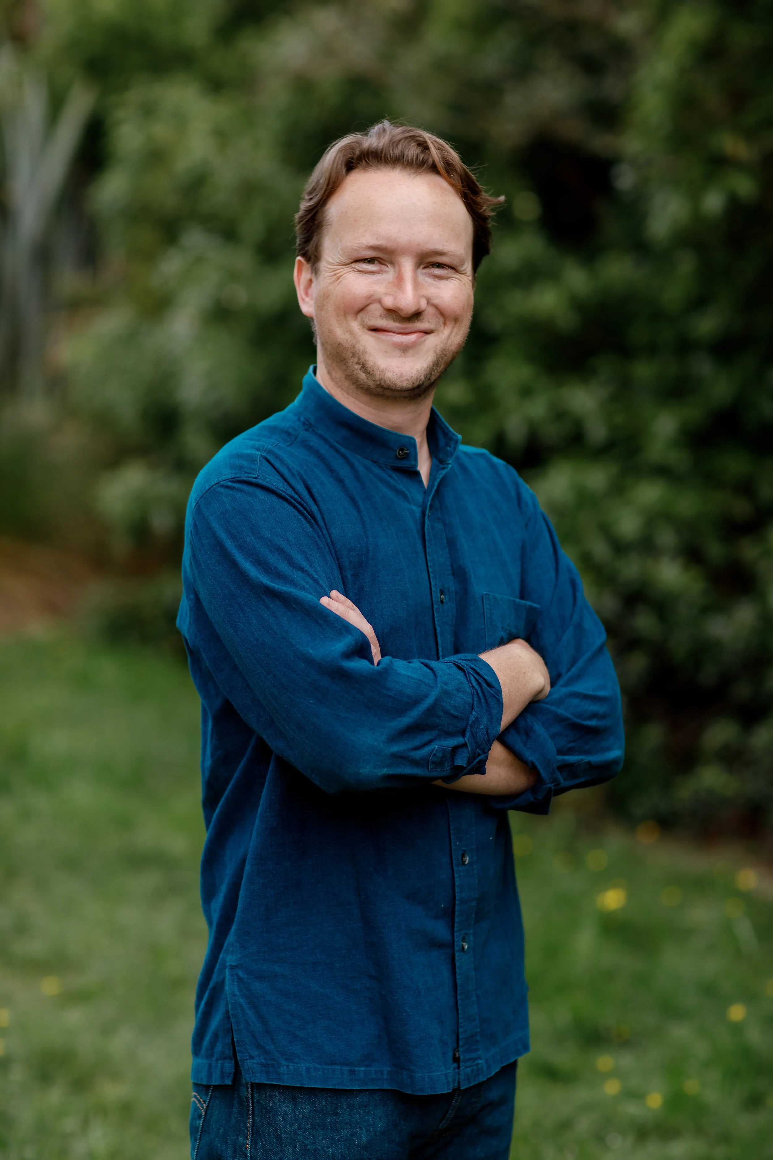 relaxed-casual-headshot-male-waist-up-natural-light