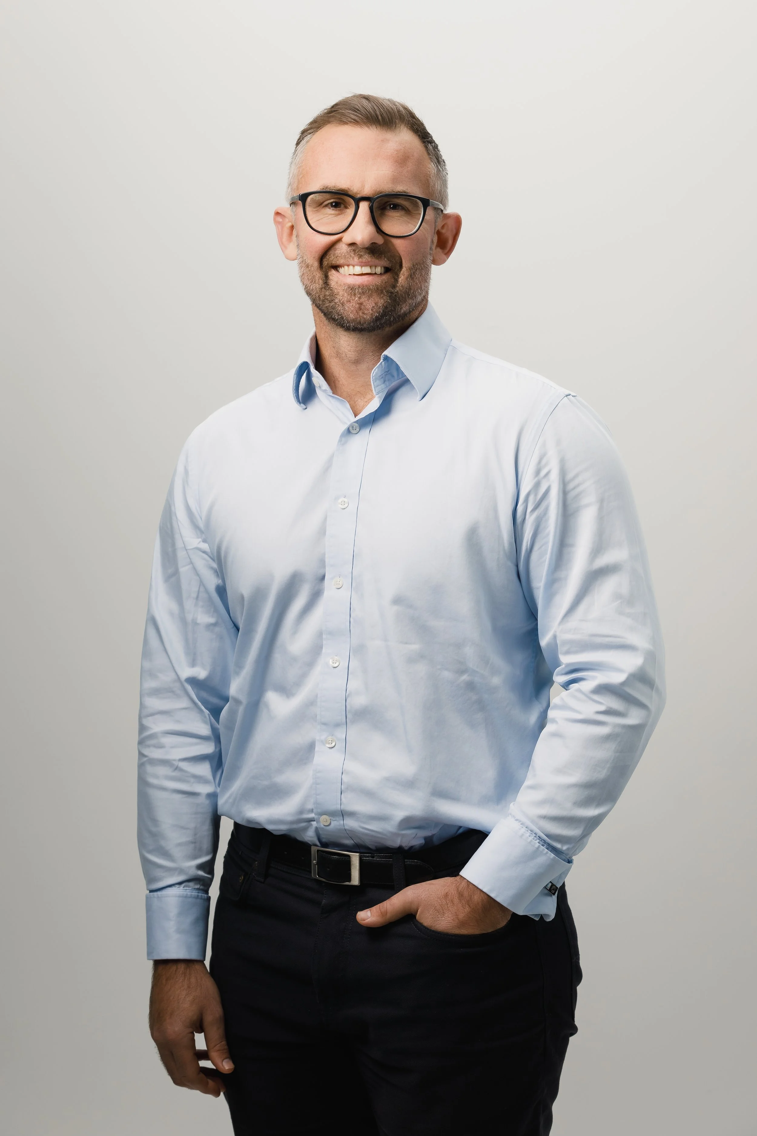 relaxed-corporate-headshot-male-waist-up-studio