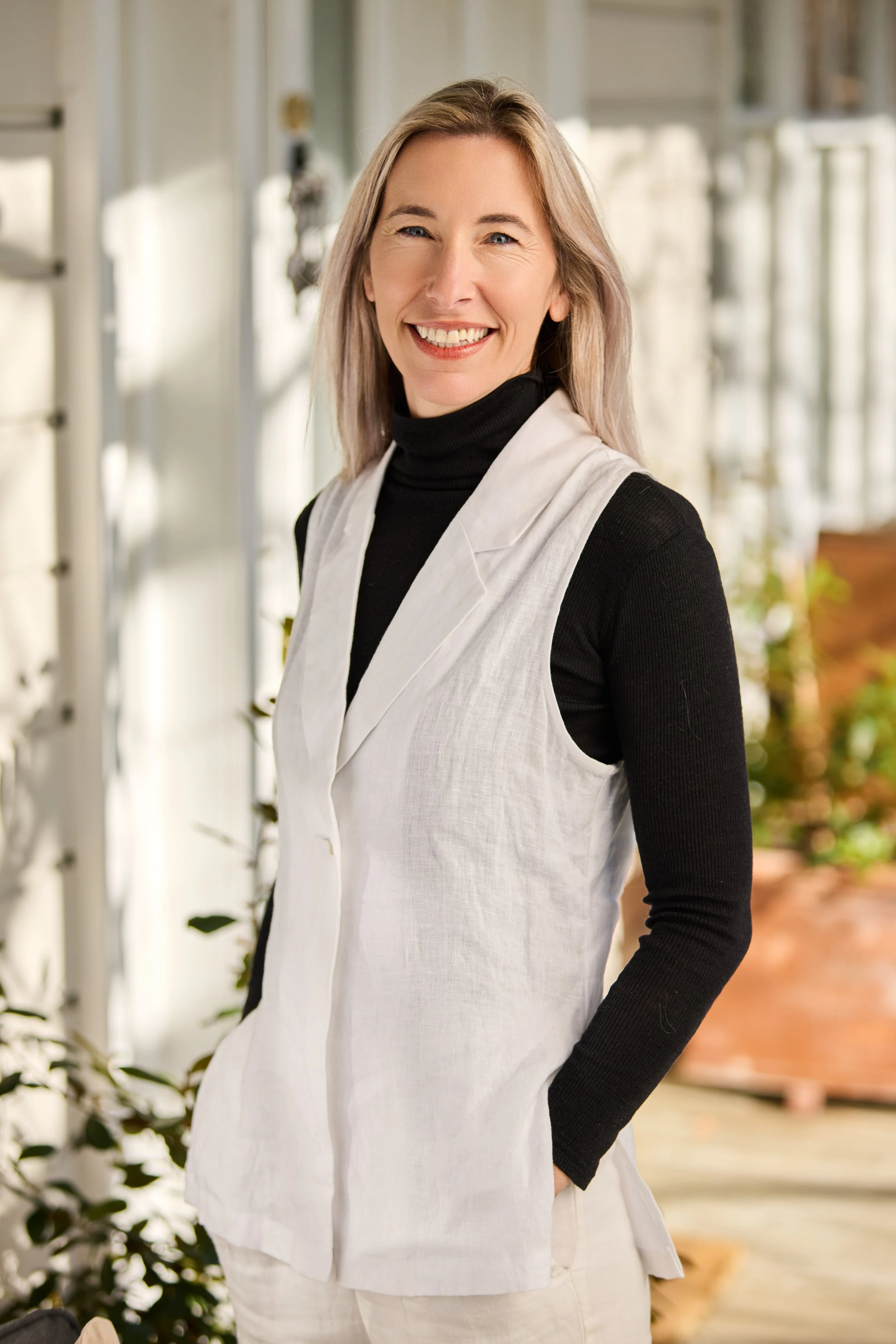 casual-corporate-female-headshot-natural-light