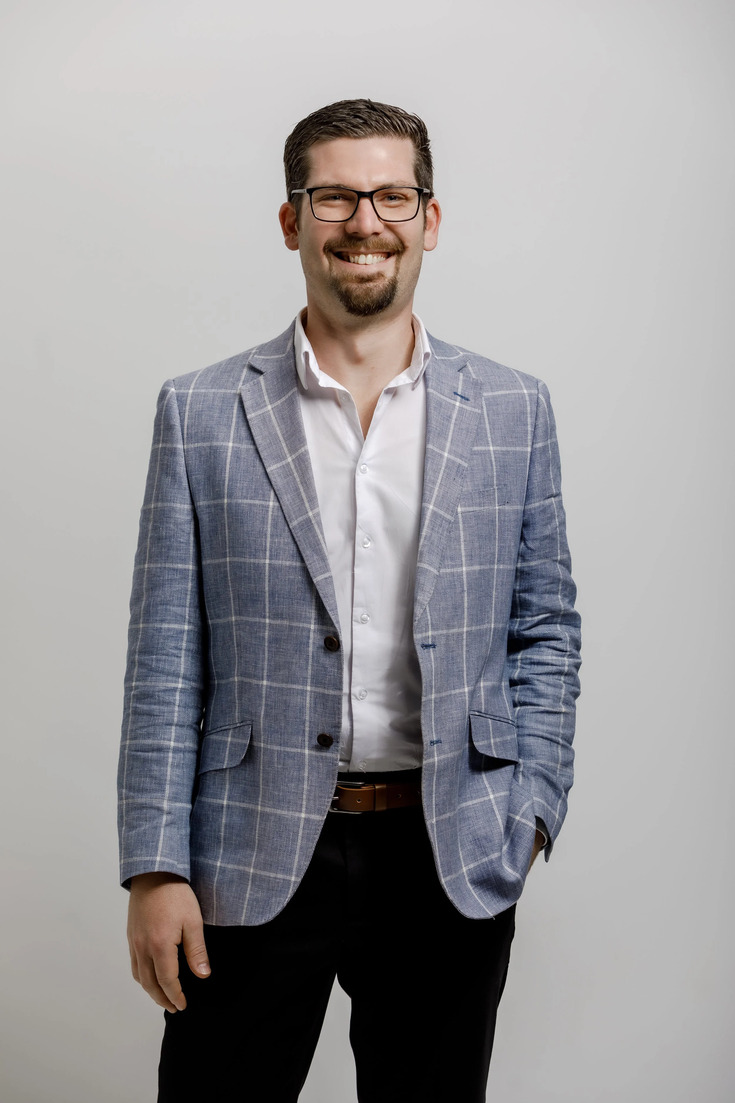 relaxed-corporate-headshot-male-waist-up-studio-with-blazer