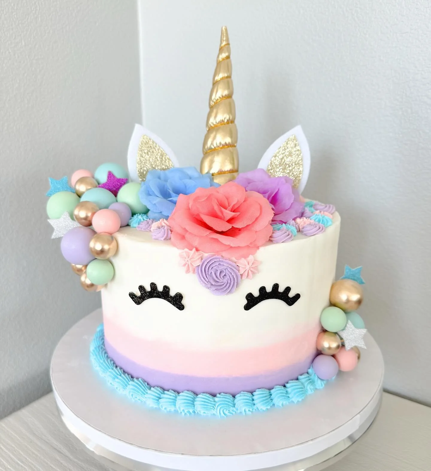 Unicorn cake with rainbow layers inside 🌈🦄

#unicorncake #unicornbirthday #rainbowcake #customcake #magical #bayarea #bayareabaker