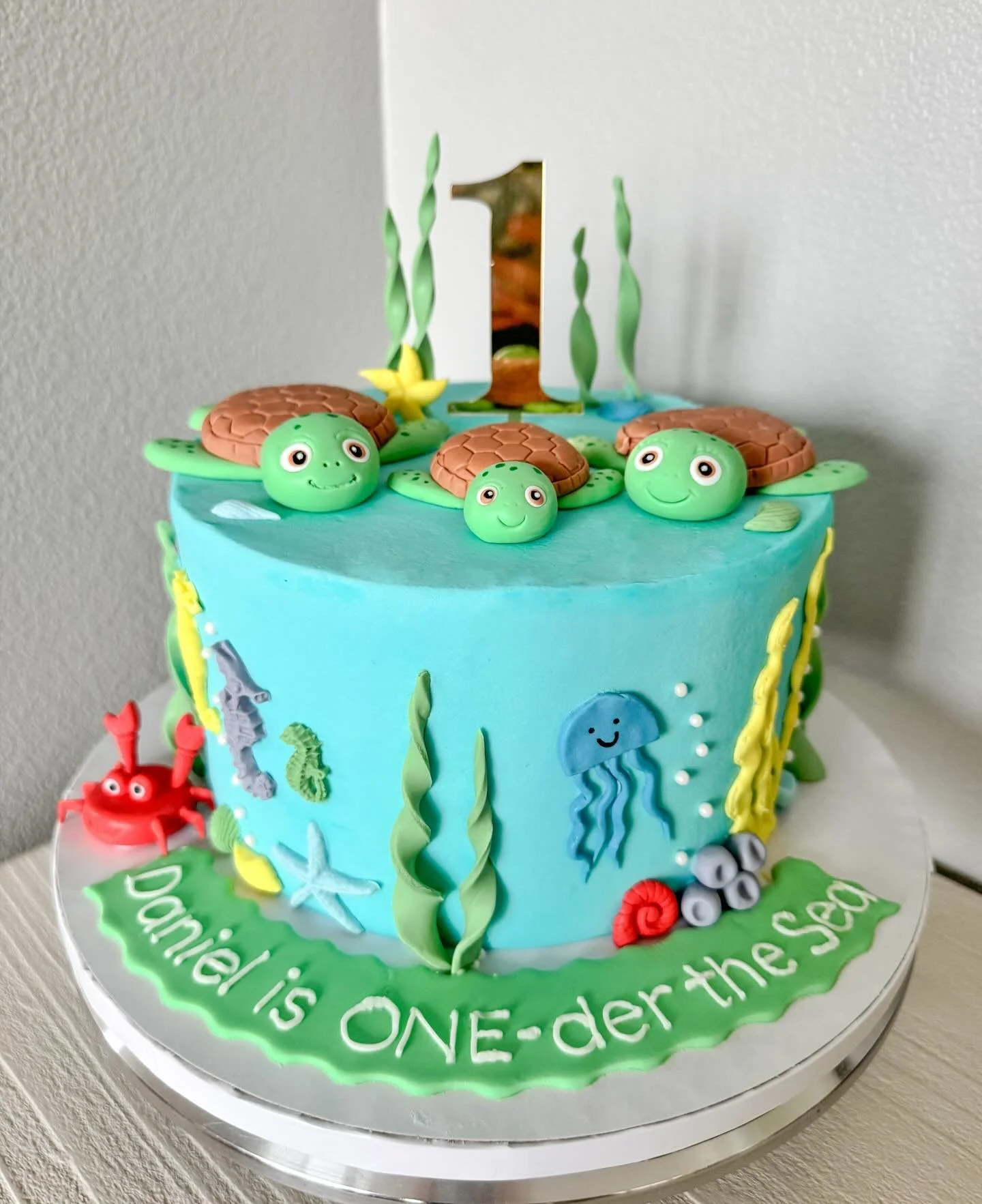 A special ONE-der the Sea cake for Daniel 🐳🐠🪼🦀🐬🐢 

#underthesea #seacreatures #seacreaturescake #birthdaycake #firstbirthday #customcake #bayarea #bayareabakery