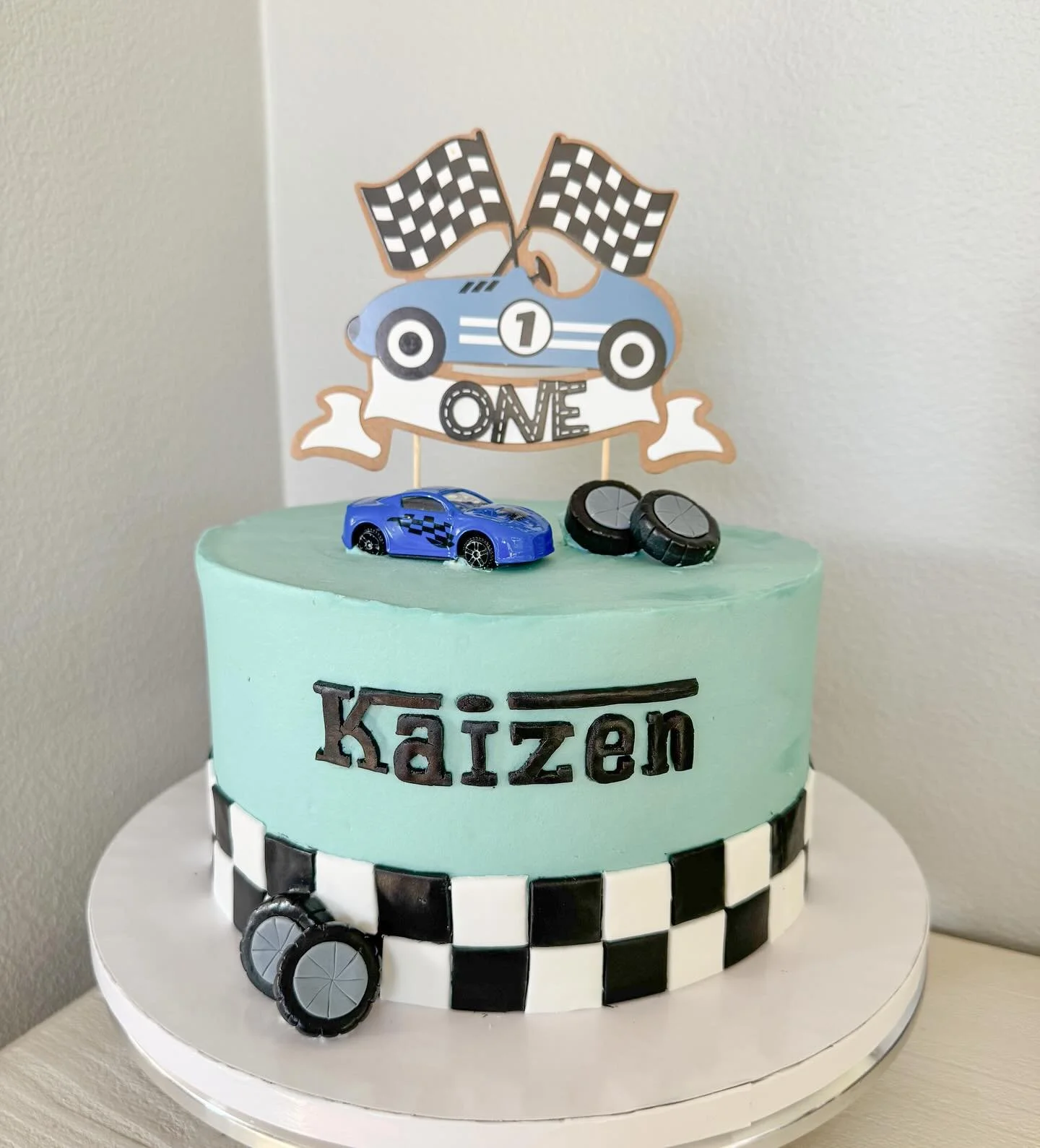 Formula &ldquo;1&rdquo; cake for Kaizen&rsquo;s 1st birthday 🏎️ 🏁

#carsbirthday #formula1 #formula1cake #firstbirthday #customcake #birthdaycake #bayarea #bayareabakery
