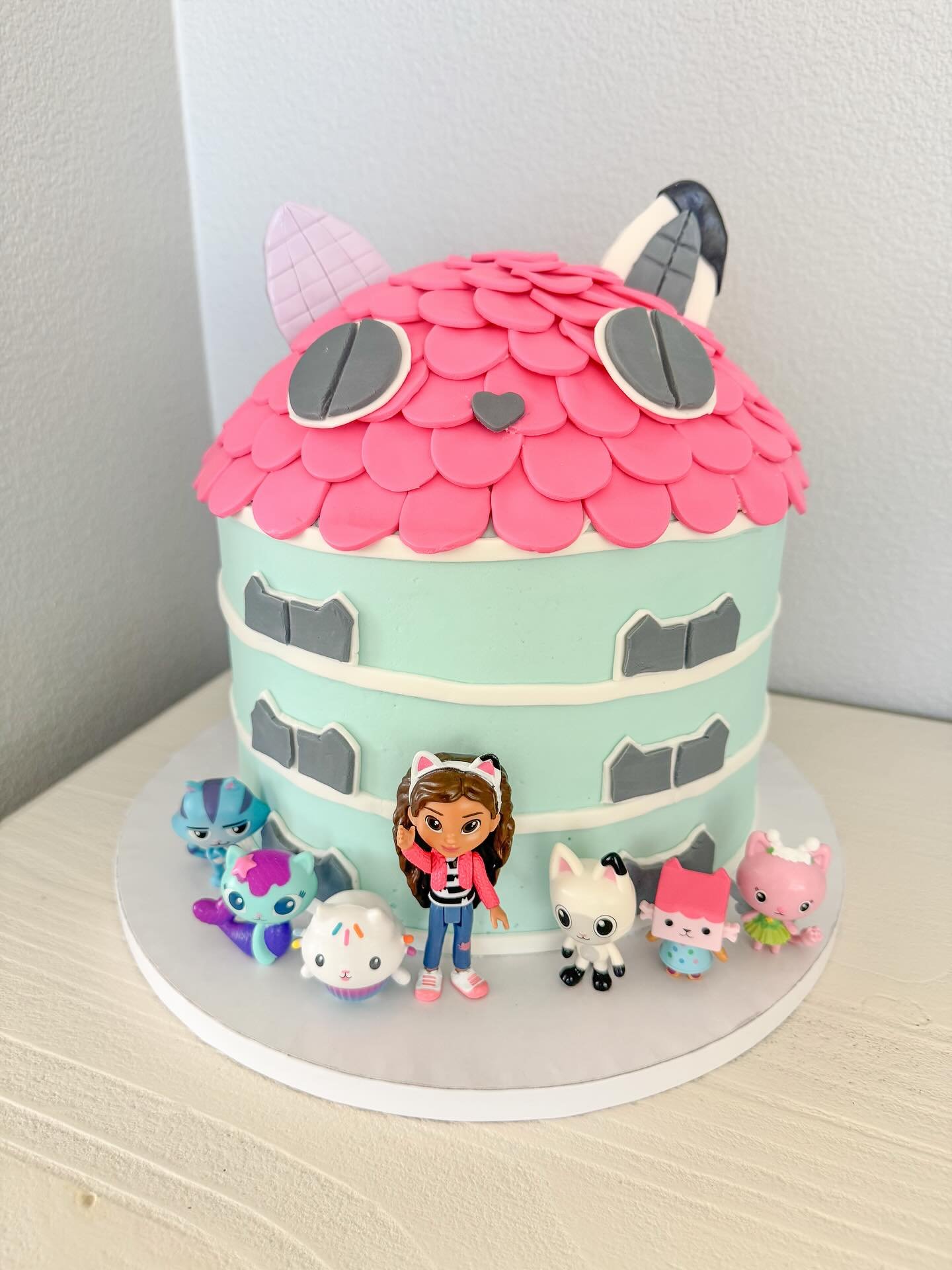 Gabby&rsquo;s Dollhouse cake 🐱 🐈 

#gabbysdollhouse #gabbysdollhousebirthday #gabbysdollhousecake #cattastic #birthdaycake #customcake #bayarea #bayareabakery