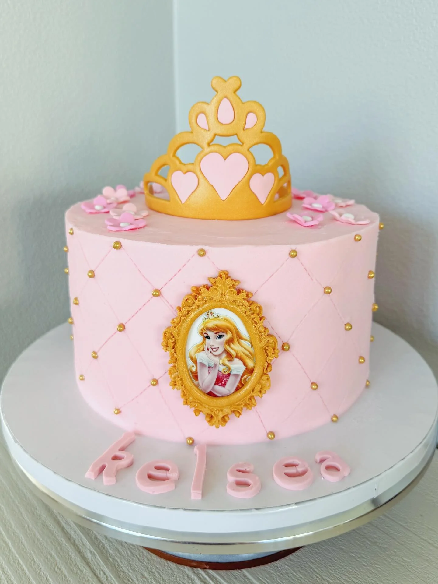 Princess Aurora cake 👸🏼 👑 

#sleepingbeauty #princessaurora #disneyprincess #princesscake #birthdaycake #customcake #disneycake #bayarea #bayareabaker
