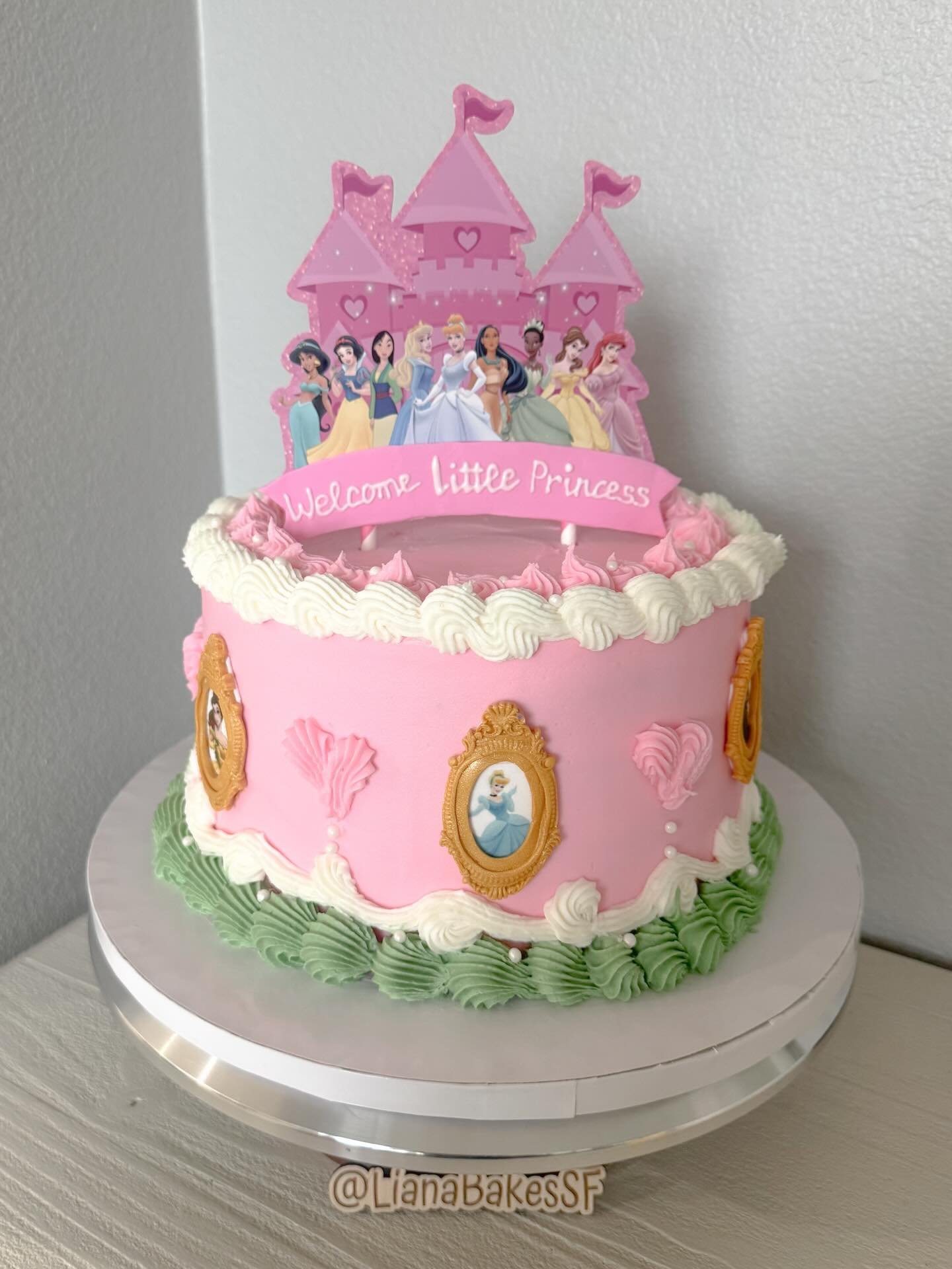 Welcome the newest Princess of the crew! 👸🏼🎀

#princess #disneyprincess #disneybabyshower #princesscake #princessbabyshower #customcake #babyshower #bayarea #bayareabaker