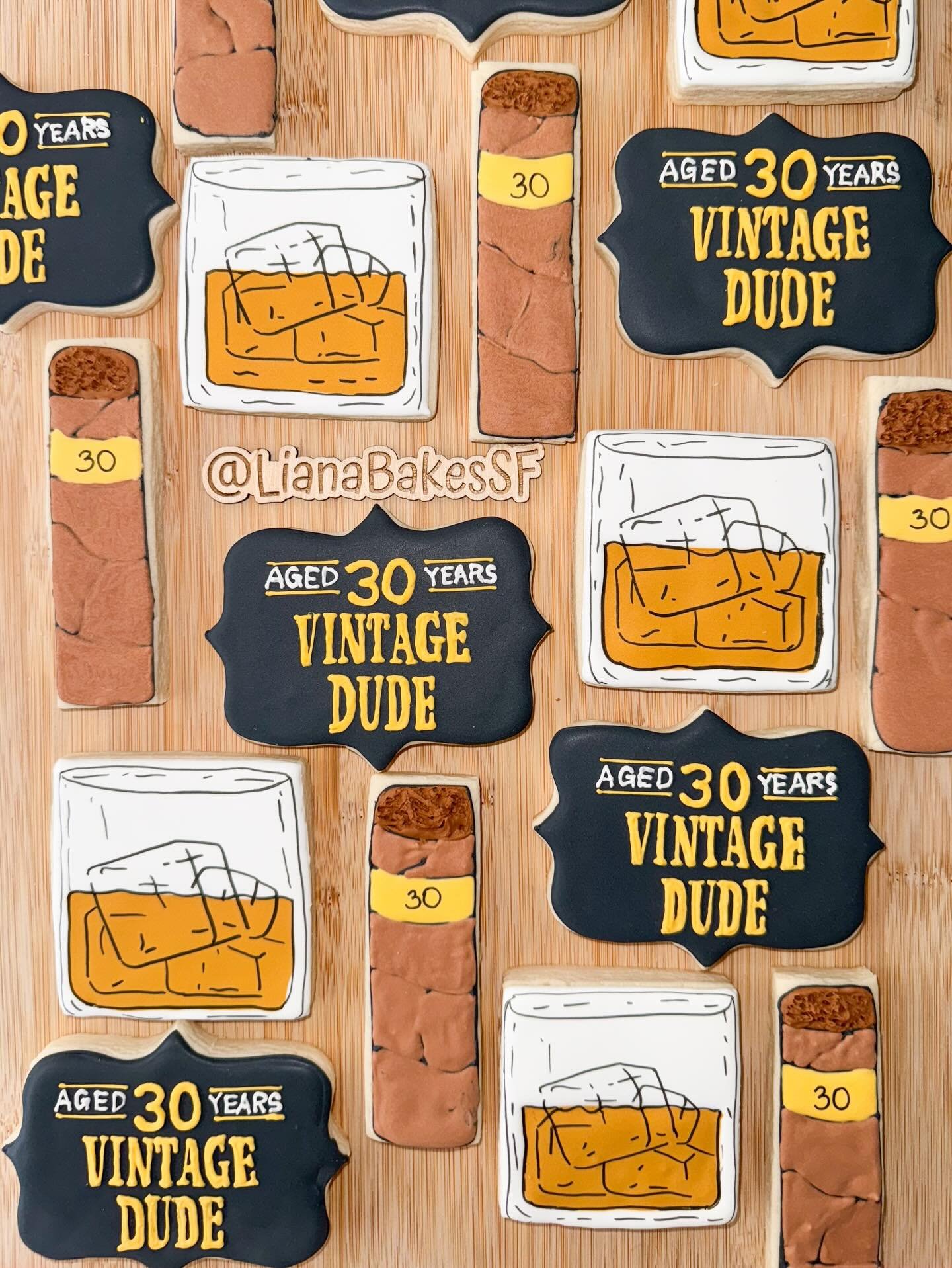 Whiskey and cigars for this milestone birthday! 🥃 🎉 

 
#whiskeyandcigars #30thbirthday #birthdaycookies #decorativecookies #bayareadesserts #customcookies #milestone #bayarea #bayareabaker