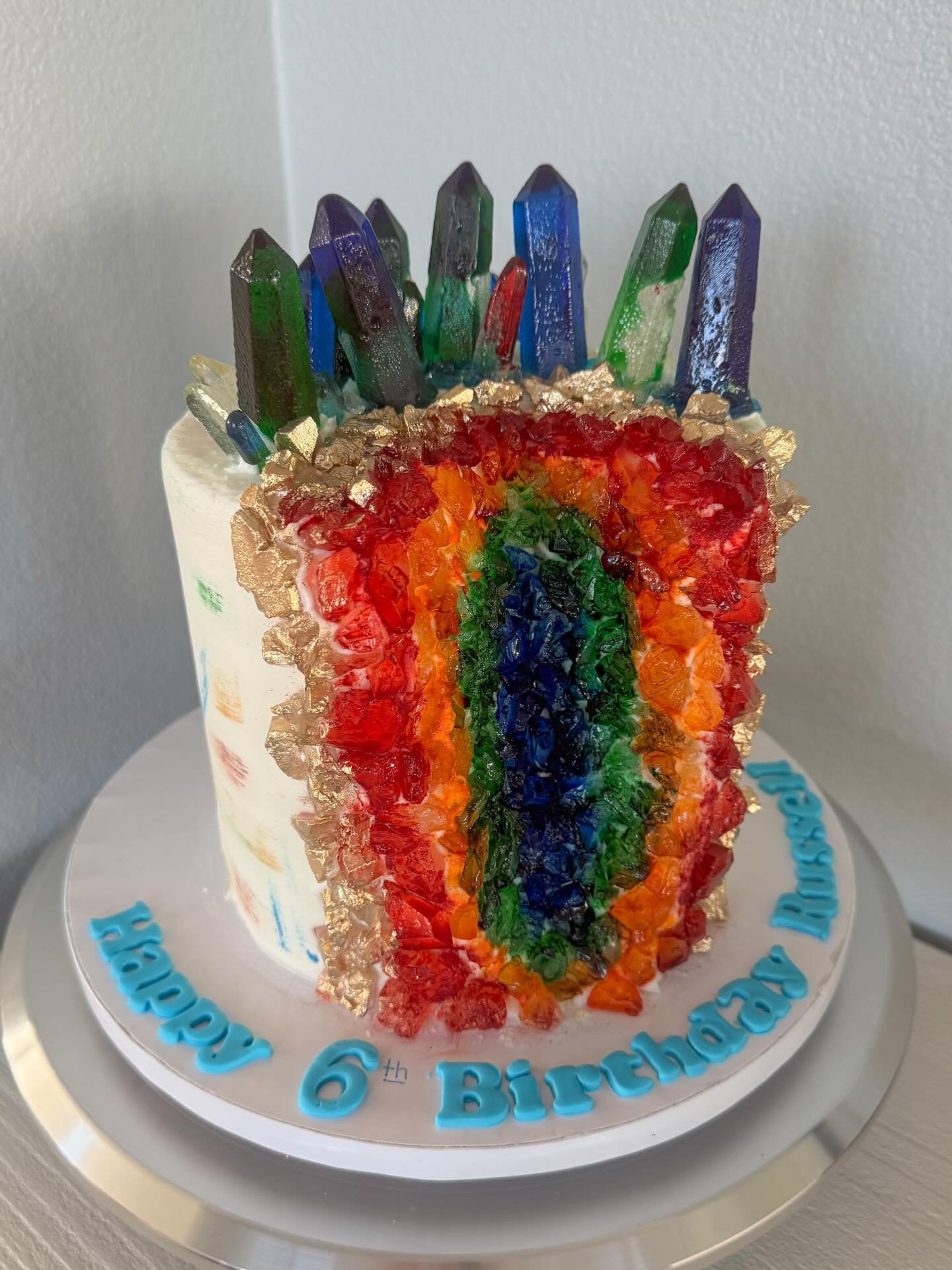 My first geode cake and I&rsquo;m obsessed! Client asked to incorporate her son&rsquo;s favorite colors and it turned out beautifully. ❤️🧡💚💙

#geodecake #birthdaycake #customcake #bayarea #bayareabaker