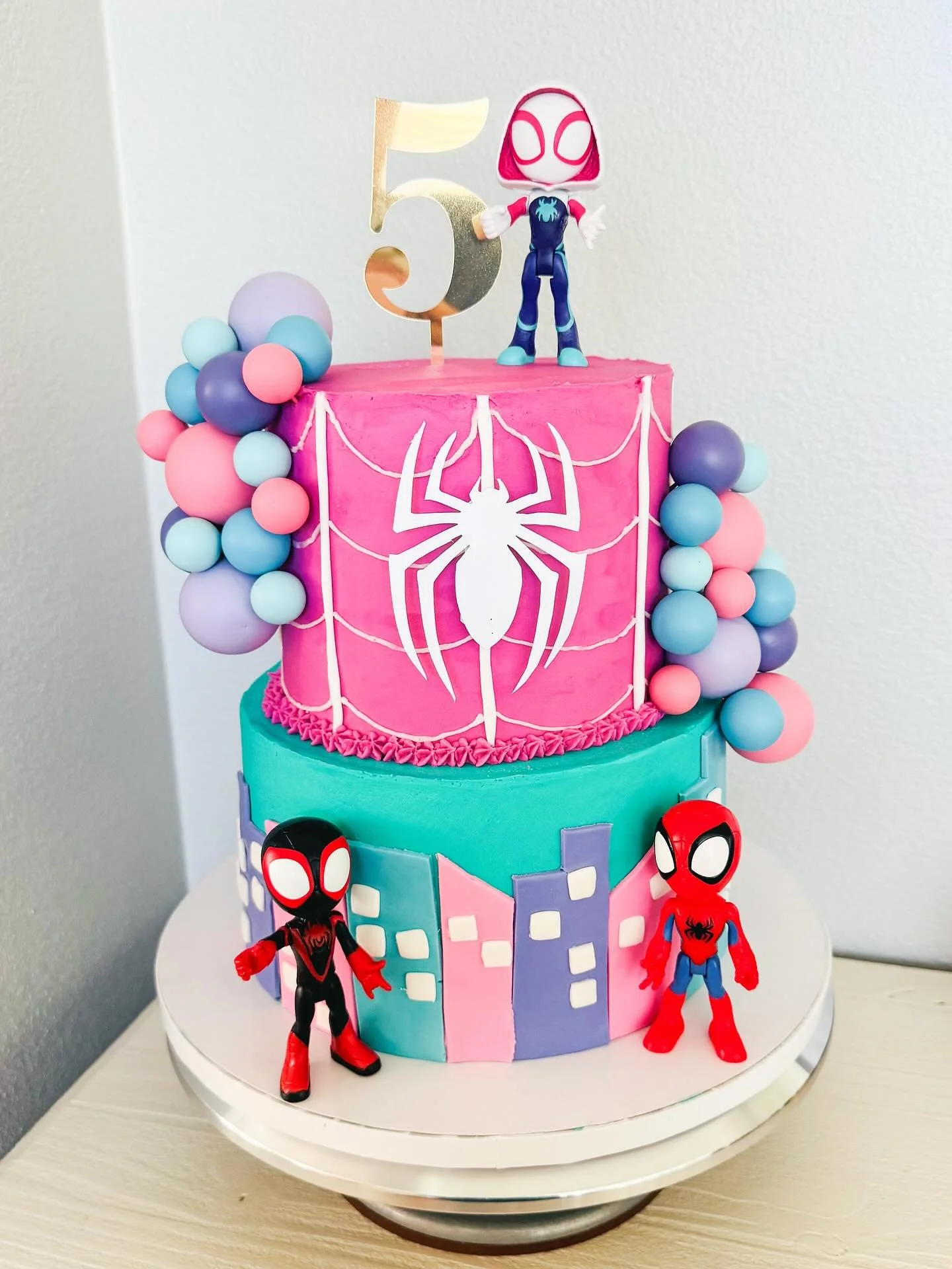 Ghost Spider and friends cake 🕷️ 🎀 

#ghostspider #ghostspidercake #spideyandhisamazingfriends #customcake #birthdaycake #bayarea #bayareabakery