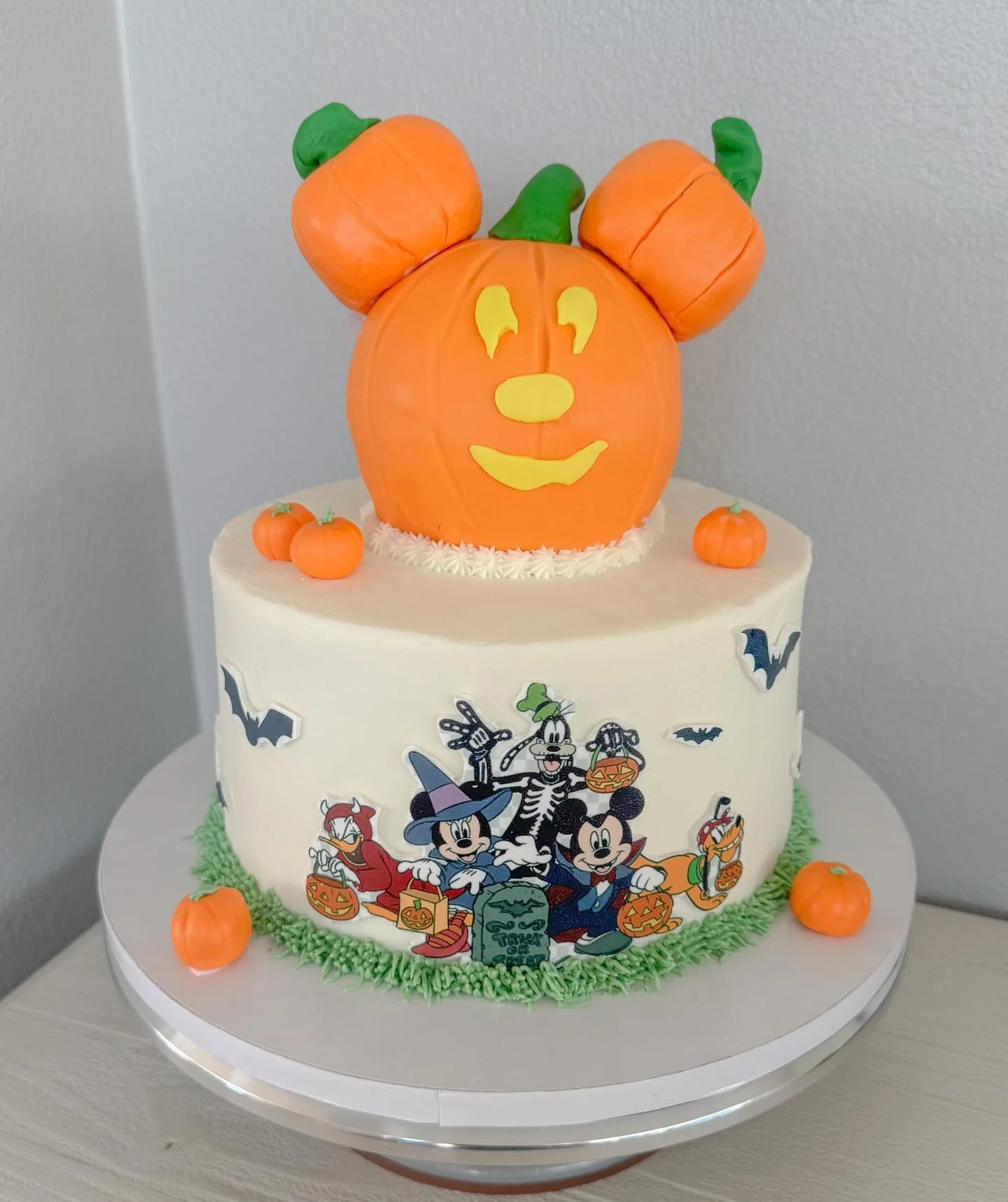 Mickey&rsquo;s Not So Scary Halloween cake 🎃 👻🦇 
100% edible cake! Custom pumpkin made out of fondant and Rice Krispies 😋 

#mickeyhalloween #notsoscaryhalloween #notsoscaryhalloweencake #mickeycake #disney #birthdaycake #customcake #bayarea #bay