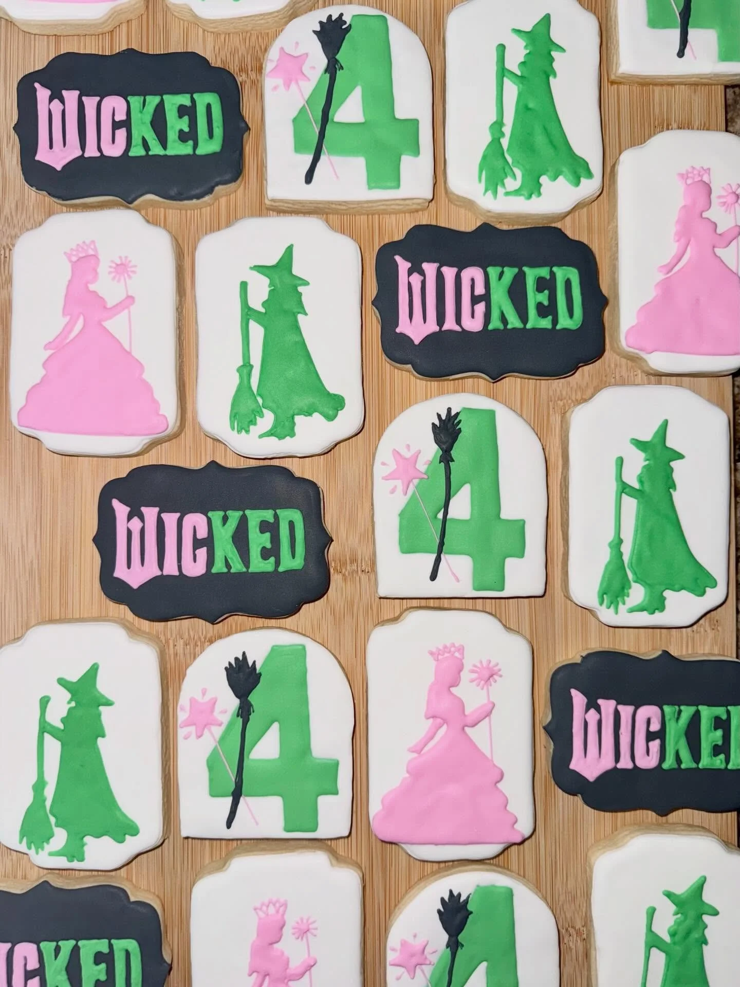 🩷💚 WICKED 💚🩷

#wicked #wickedcookies #wickedbirthday #customcookies #bayarea