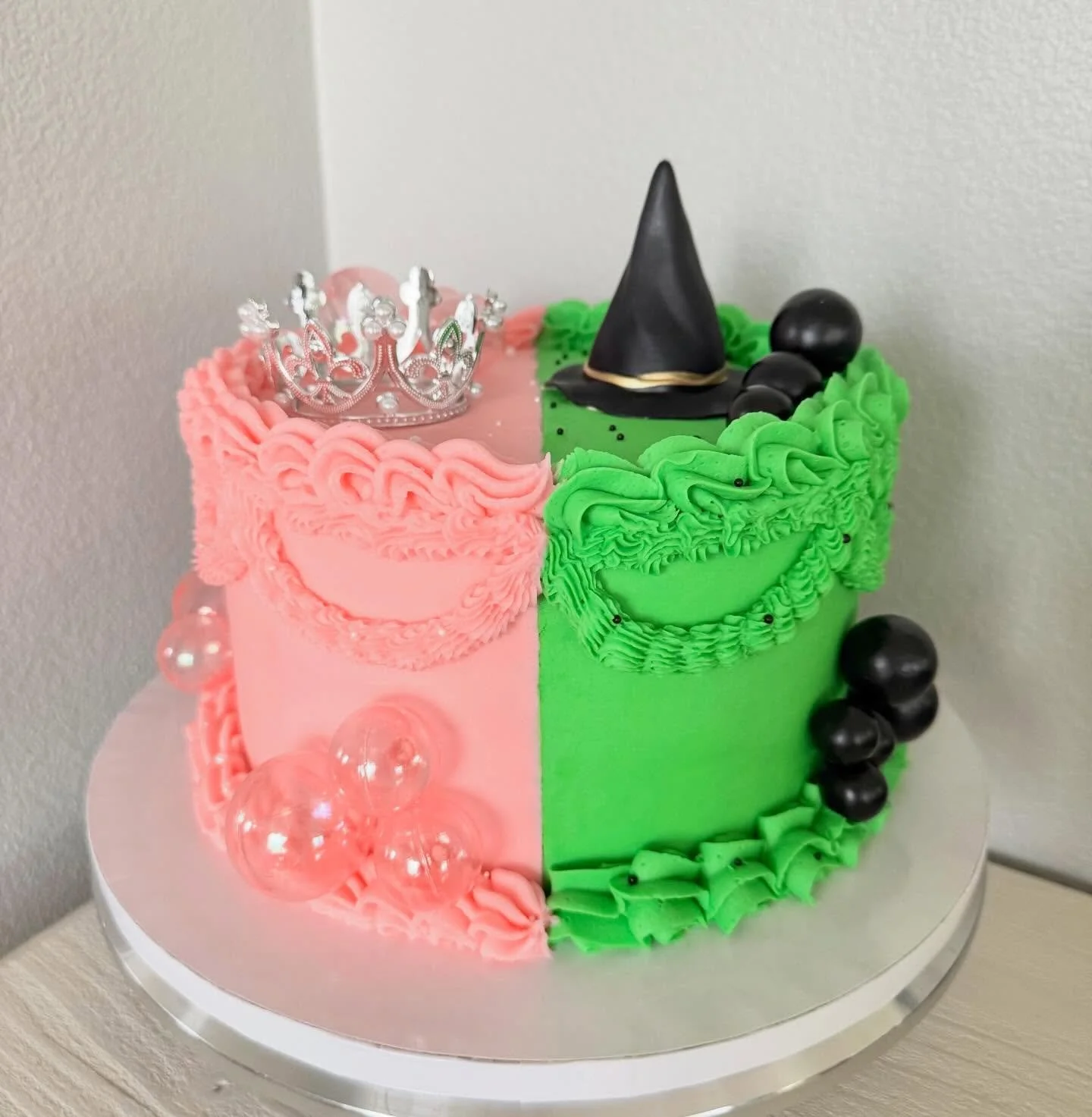 A WICKED themed cake ✨ 👑 🧹

#wicked #wickedbirthday #customcake #birthday #bayarea