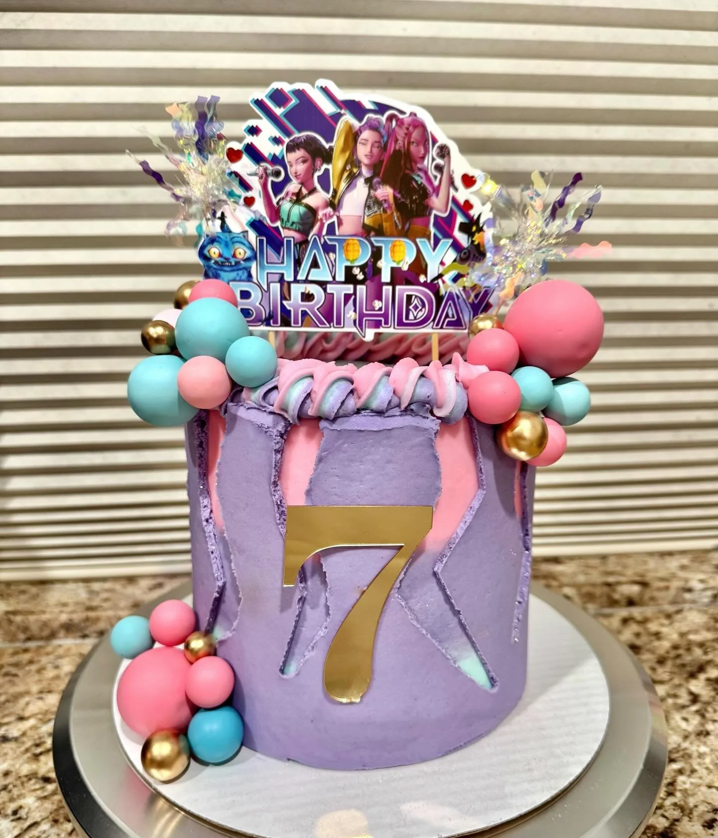 Kpop Demon Hunters cake 🎤🎶💜 

#kpop #kpopdemonhunters #huntrix #customcake #bayarea