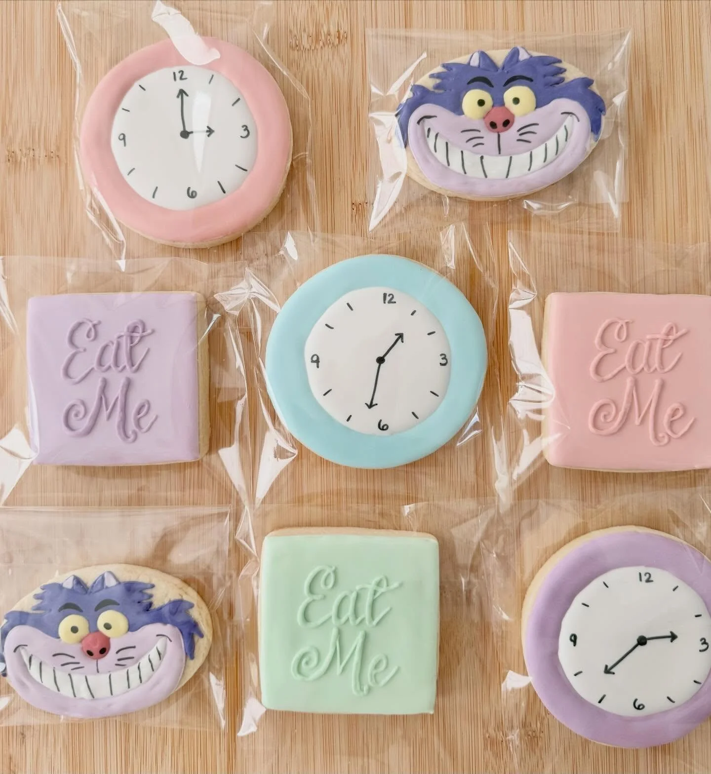 Alice in Wonderland themed cookies 

#aliceinwonderland #alicebirthday #cheshirecat #customcookies #bayarea