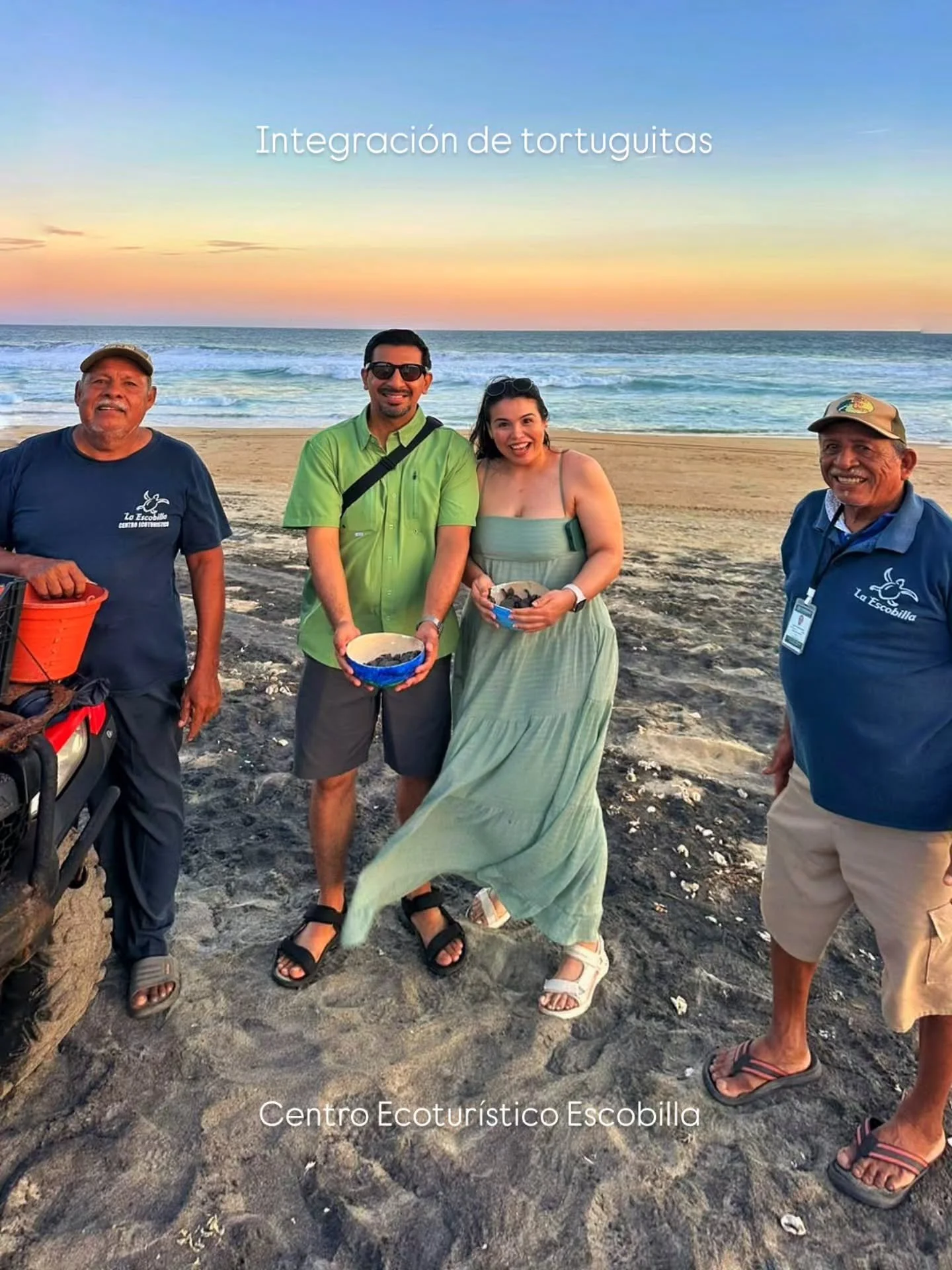 Bonita foto de una integraci&oacute;n de tortuguitas al atardecer ✨👌🏻

Ac&aacute; les toc&oacute; suerte a nuestros visitantes! Dos de nuestros fundadores los atendieron Benito, que de cari&ntilde;o le decimos T&iacute;o Beno, y Sostenes, hermanos 