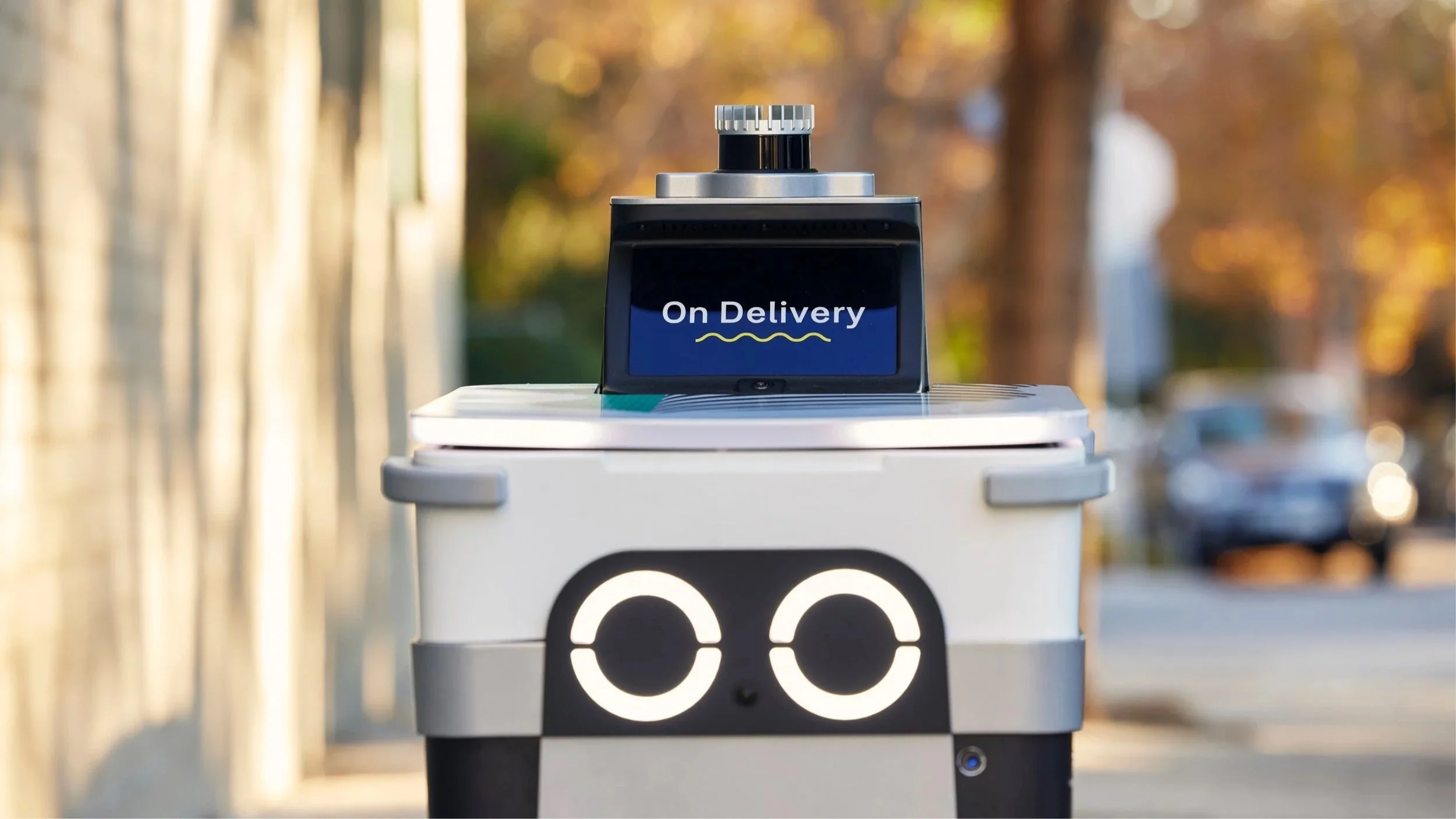 Serve Robotics field robot in an urban environment
