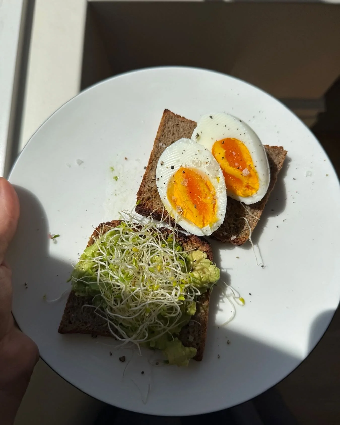 There is something deeply satisfying about breaking a fast with simple, whole ingredients that truly feed you.

Today&rsquo;s plate - alfalfa sprouts 🌱, avocado 🥑, eggs 🥚 and buckwheat toast - is my version of balance.

A meal with healthy fats, p