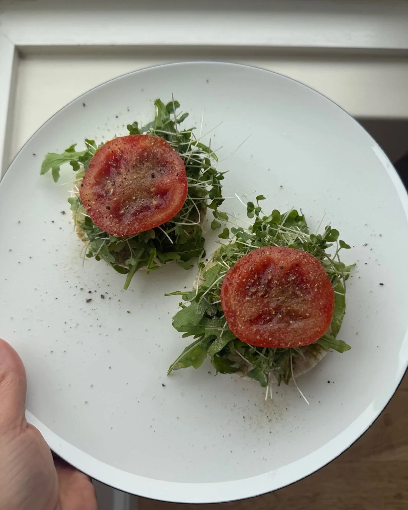 My go to always.🤍✨

Avocado + buckwheat toast + manchego cheese + rocket + broccoli sprouts 🌱 + tomato. 

Simple, nourishing, and so good.
 
A nod to healthy fats and glowing skin, gentle on gut rich in fibre, protein for strength and satiety, bitt
