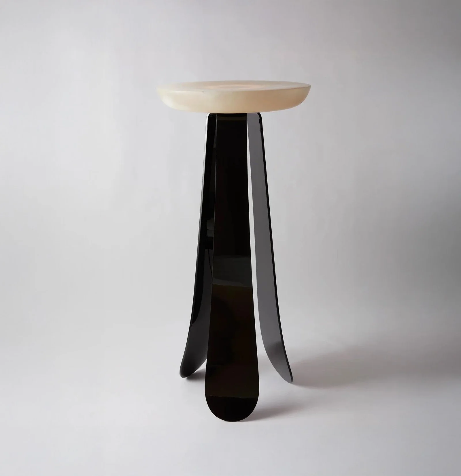 Floor lamp with Alabaster and lacquered aluminium. 