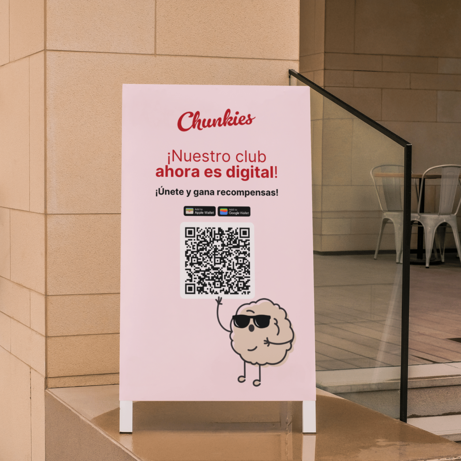 Cartel promocional de Chunkies con un mensaje en español promocionando el club digital, con un código QR y una ilustración de una neurona con gafas de sol, en un espacio interior.