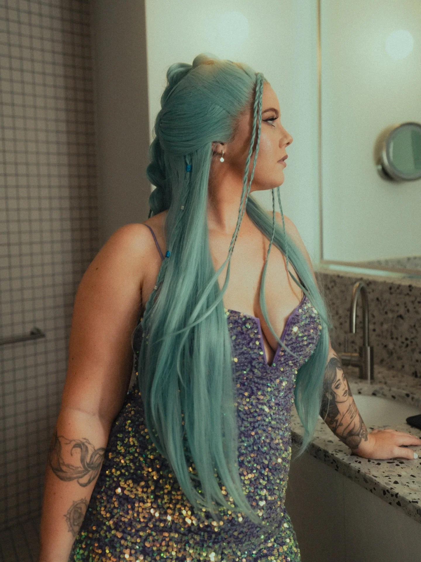 V cool team working on ts with me 😎

📸 @jayden.bauers @fknlizardkingphotos @dxrksxulx_ @kesheena.album 
💄@caffeinated_delusion 
📱@brodylawton.music