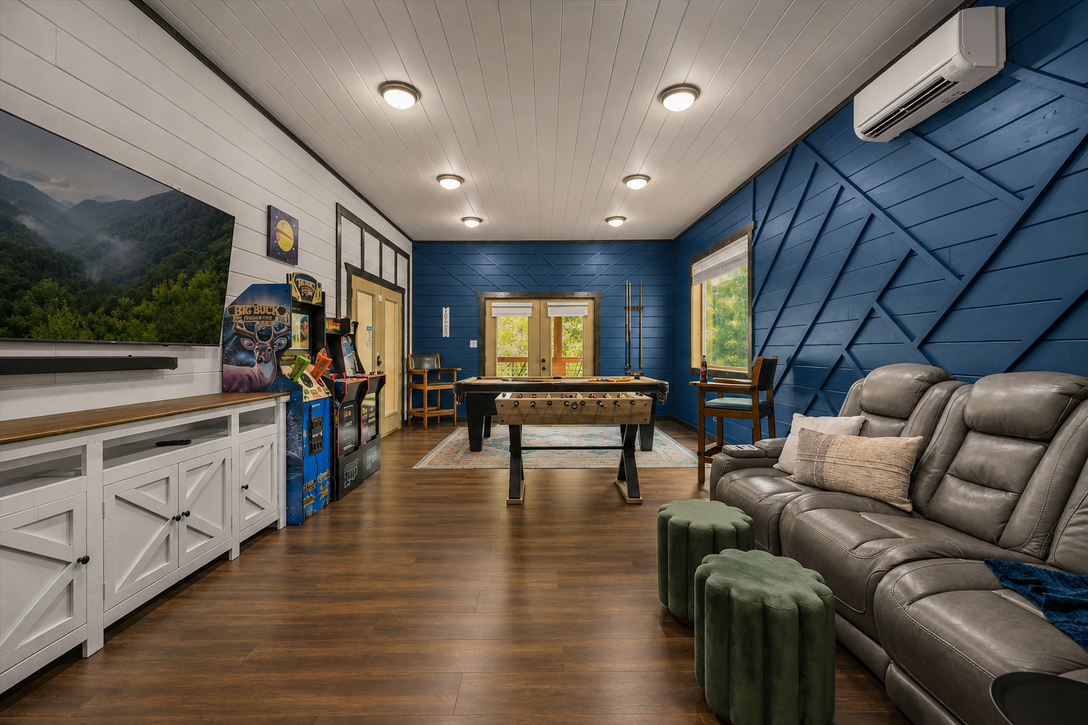 Game Room with Pool table