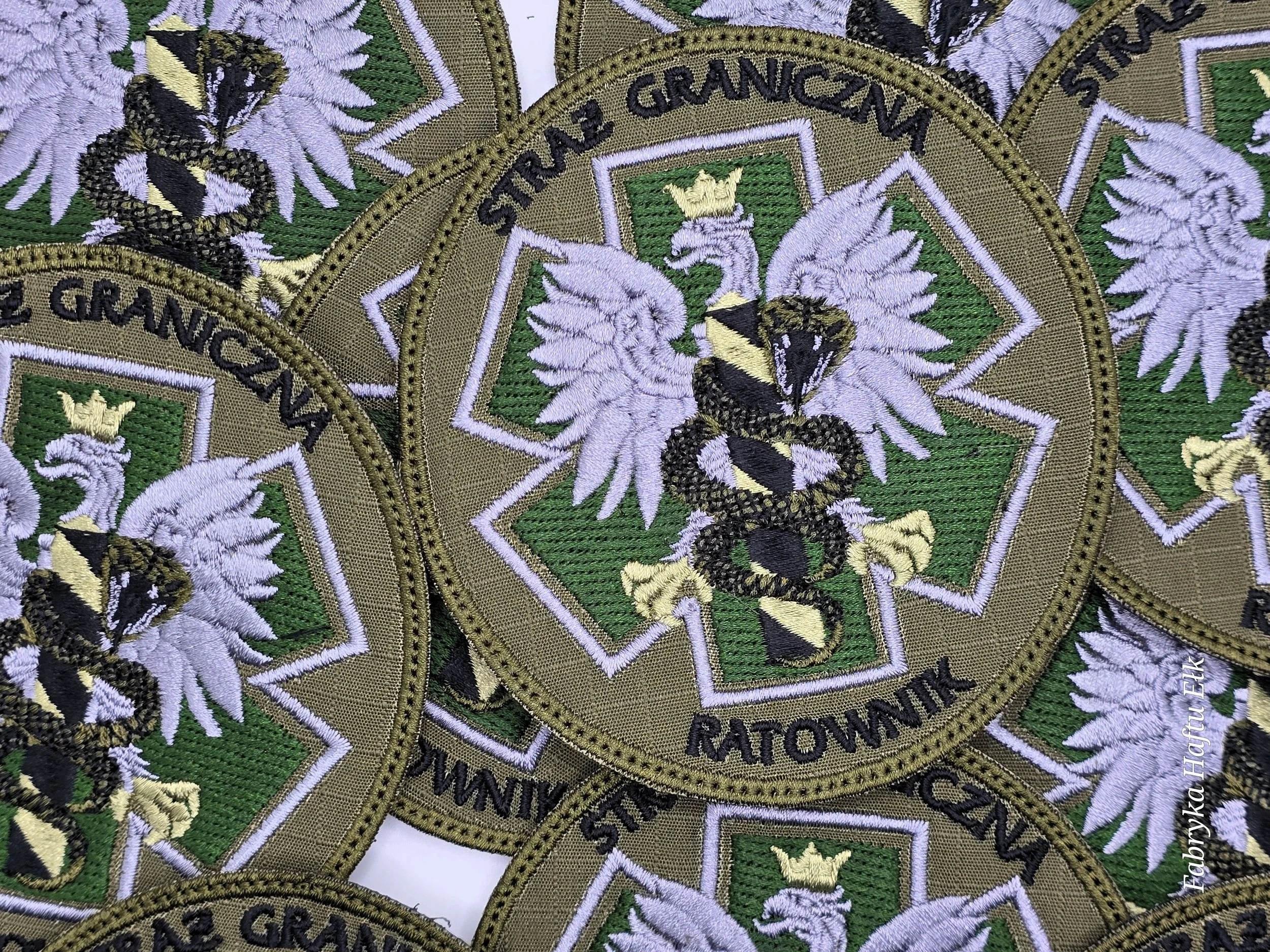 Haftowane naszywki ratownicze Straży Granicznej z symbolem ratownictwa medycznego