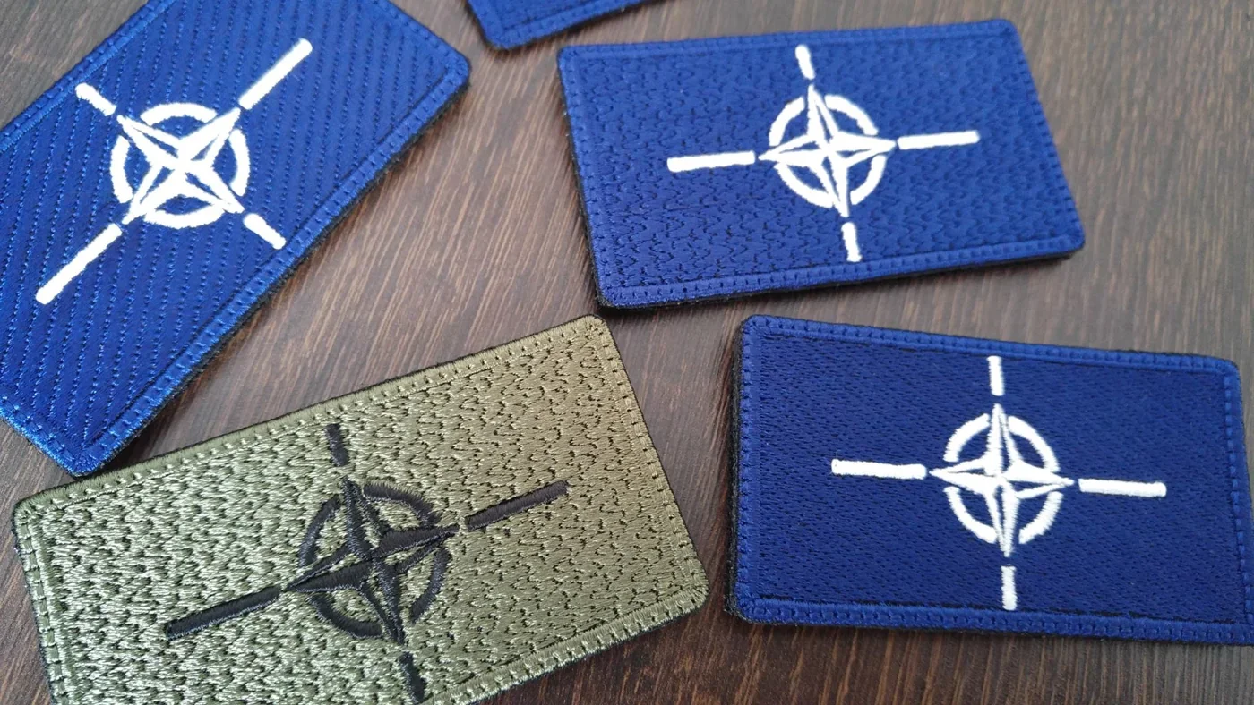 Pierwsze prostokątne naszywki NATO w kolorze zielonym i niebieskim z archiwum Fabryki Haftu Ełk