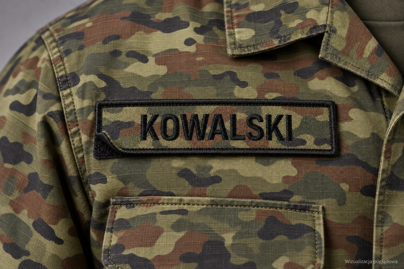 Imiennik KOWALSKI z czarną ramką i napisem na mundurze w kamuflażu