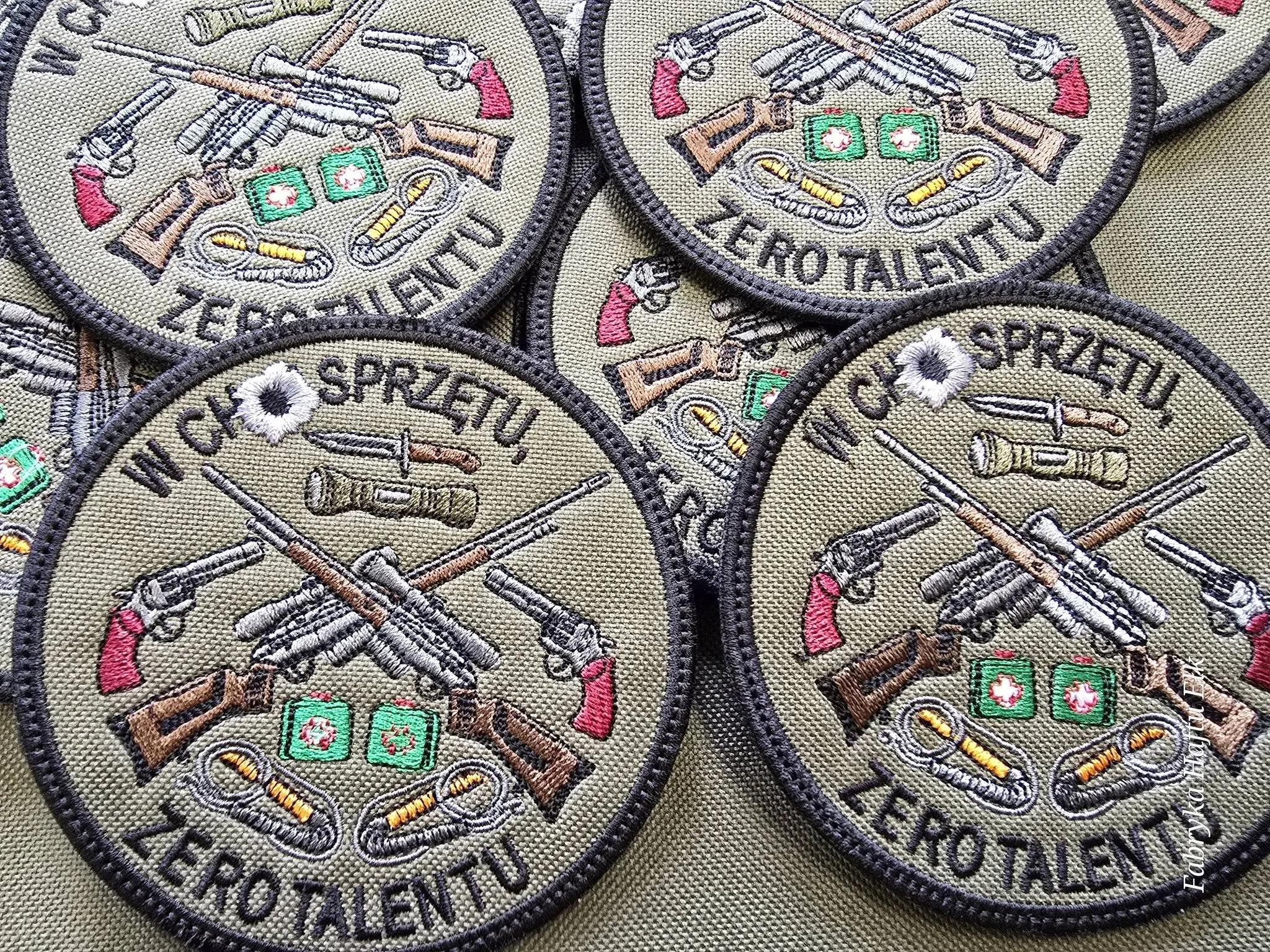 Humorystyczne naszywki strzeleckie z napisem W opór sprzętu, zero talentu i motywami wyposażenia
