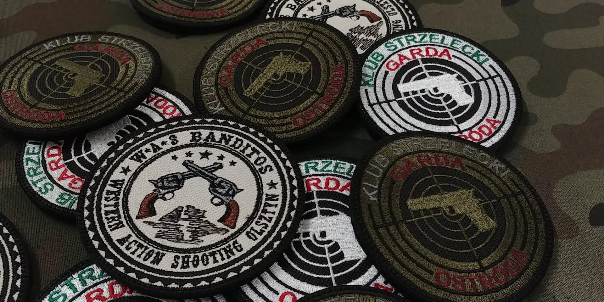 Zestaw haftowanych naszywek strzeleckich Garda i Banditos w wersjach kolorowych i stonowanych