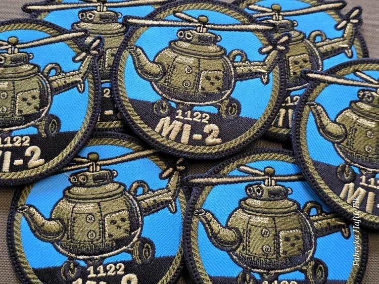 Seria haftowanych naszywek z napisem Mi-2, numerem 1122 i humorystycznym motywem śmigłowca na niebieskim tle.