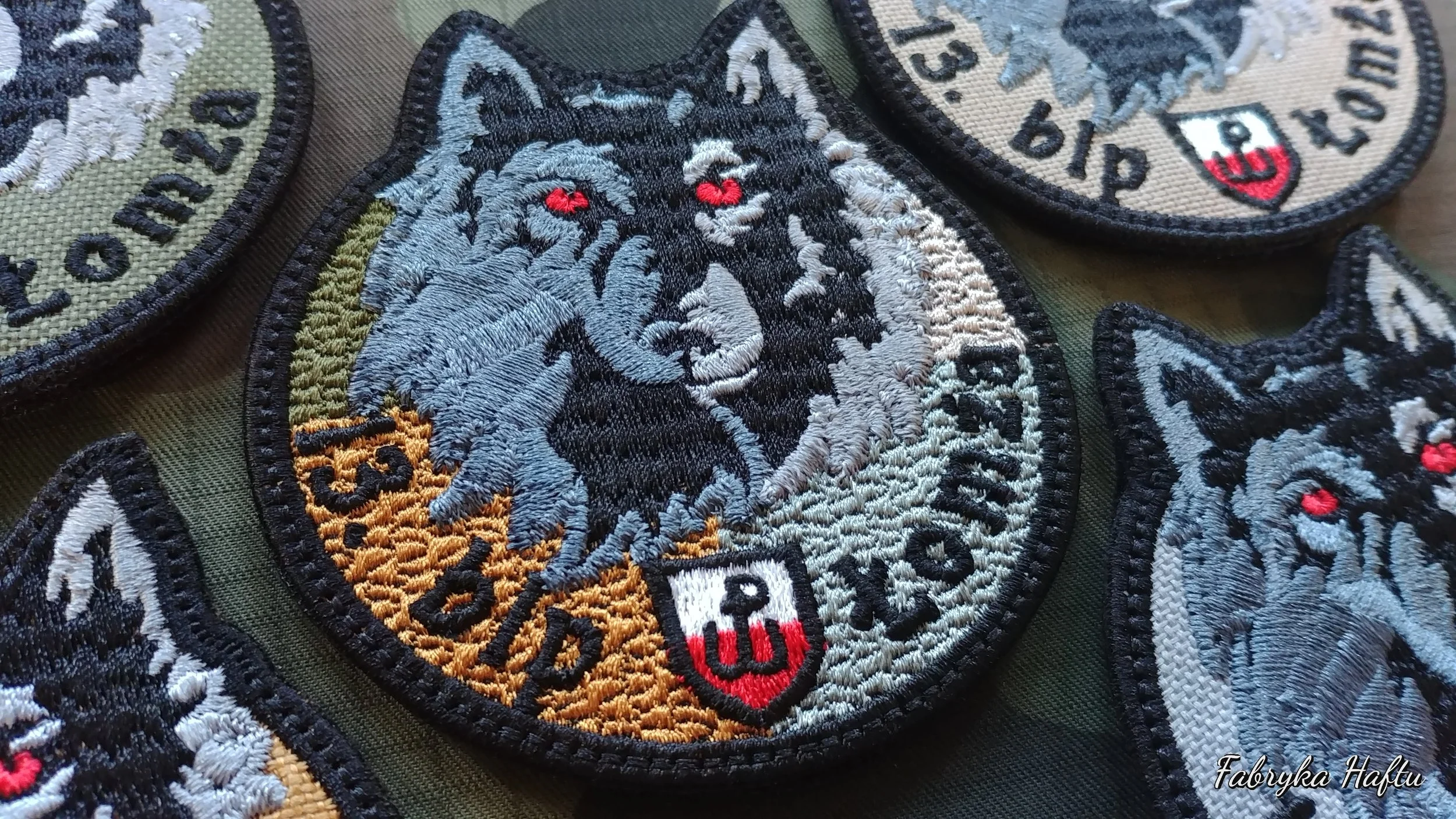 Haftowane naszywki WOT morale patch z motywem wilka – Fabryka Haftu Ełk