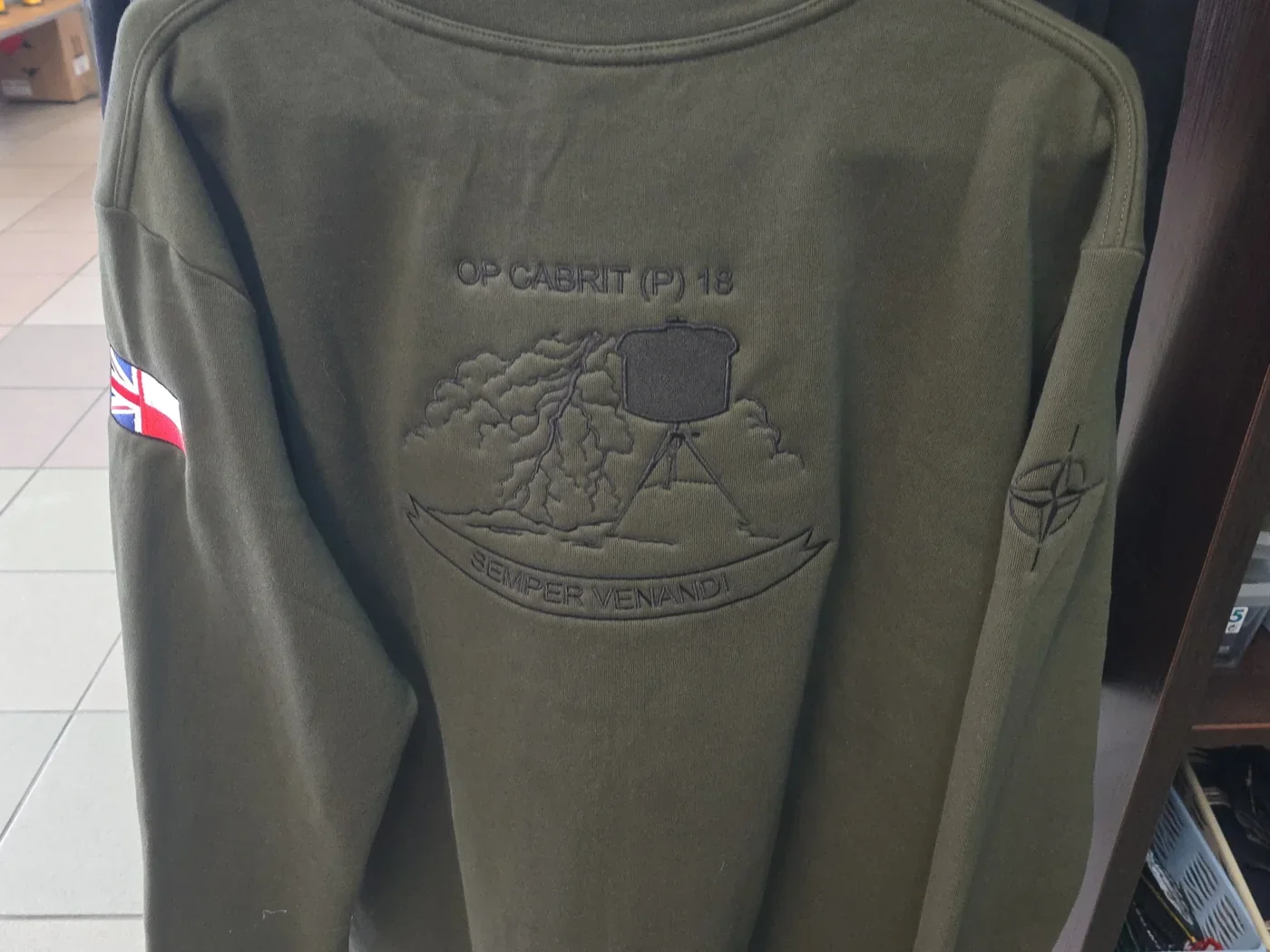 Bluza z haftowaną kompozycją terenową i napisem OP CABRIT