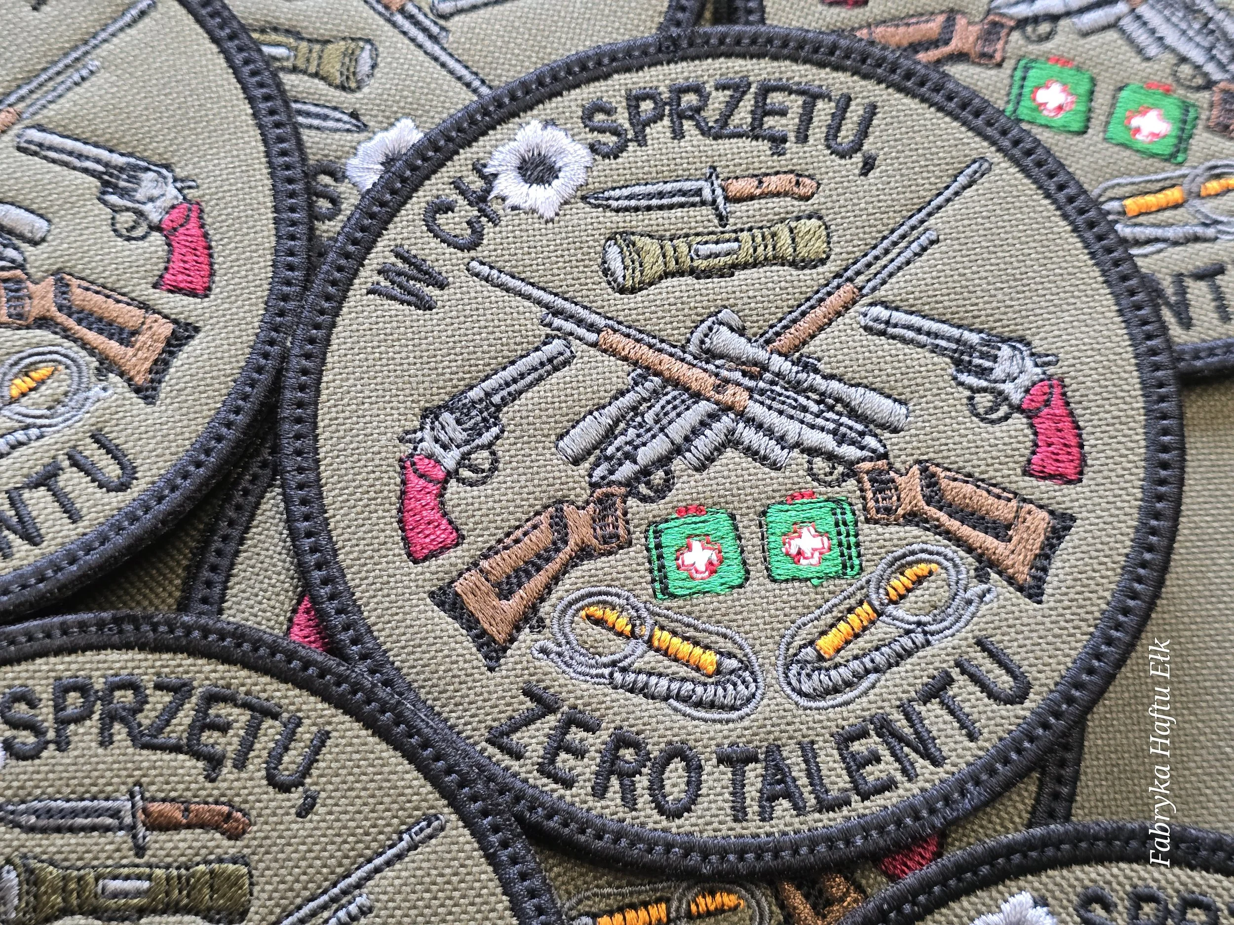 Haftowane naszywki WOT z motywem uzbrojenia i napisem Zero Talentu – Fabryka Haftu Ełk