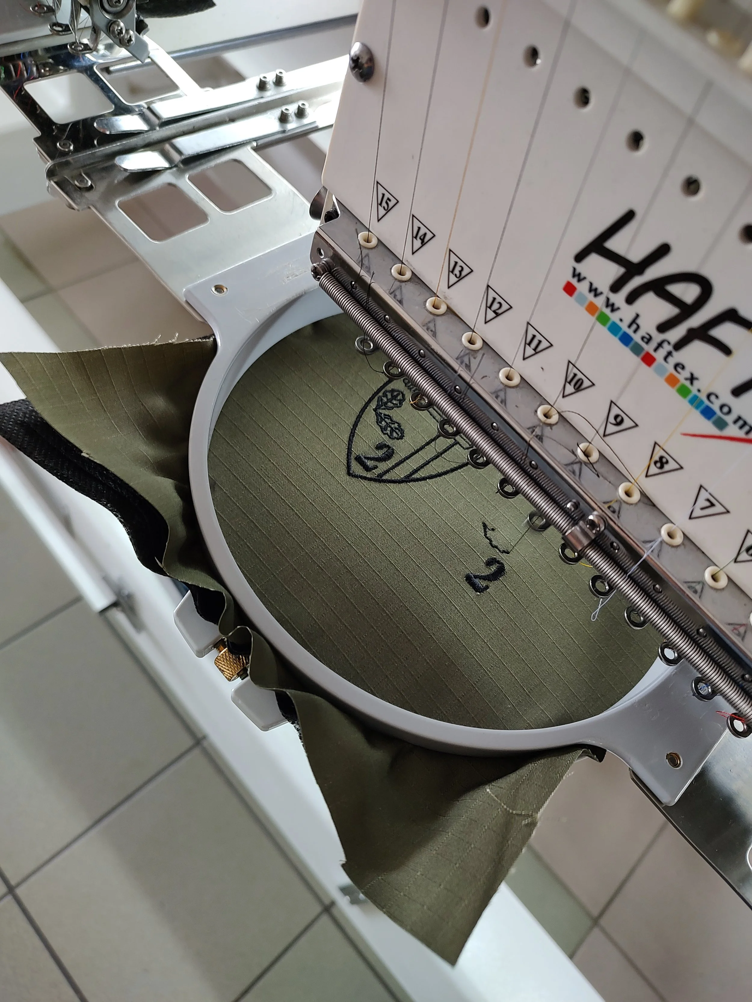 Haft komputerowy wykonywany na materiale podczas produkcji naszywki w Fabryce Haftu w Ełku