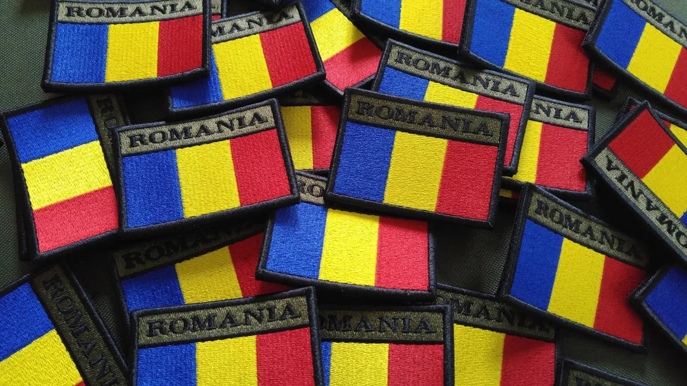 Seria haftowanych naszywek z flagą Rumunii i napisem ROMANIA wykonanych dla żołnierzy rumuńskich