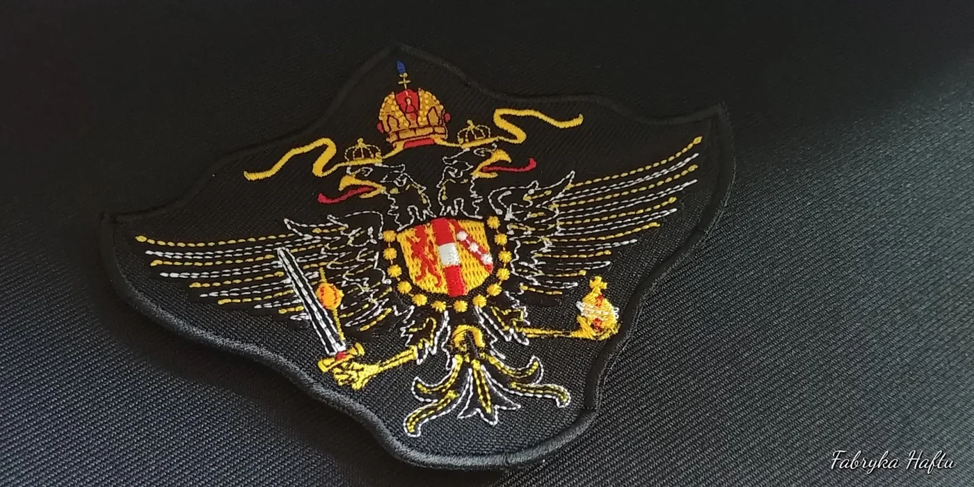 Naszywki z dwugłowym orłem wykonane na zamówienie żołnierzy brytyjskich