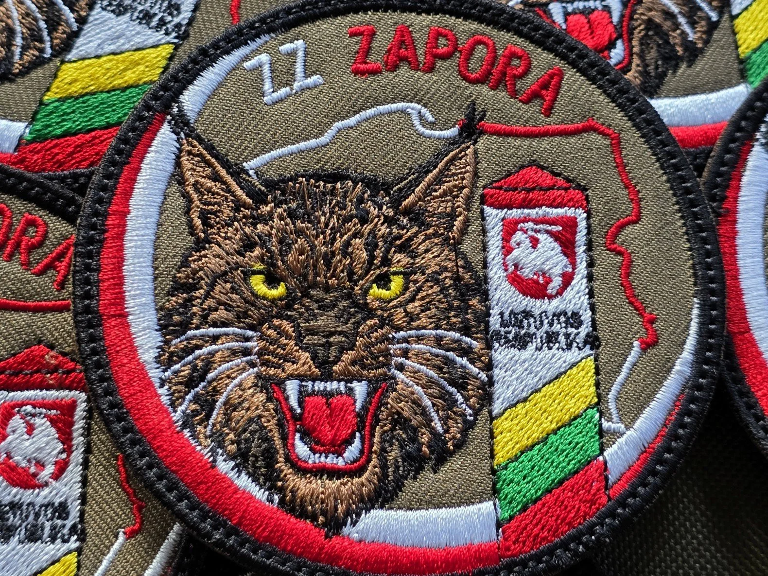 Haftowana naszywka ZZ Zapora z rysiem, słupem granicznym w barwach Litwy i konturem Polski