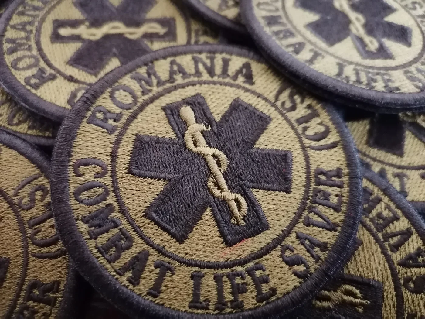 Okrągłe naszywki Romania Combat Life Saver z haftowaną gwiazdą życia