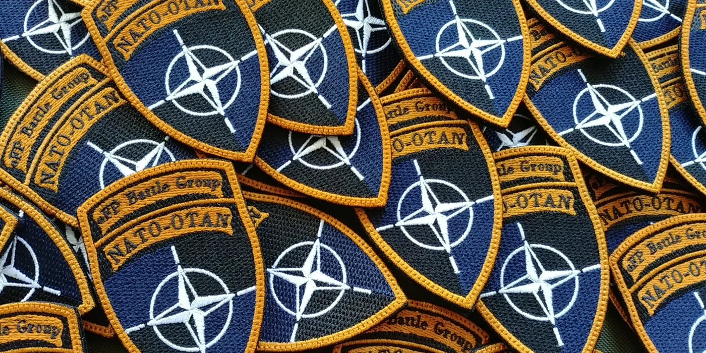 Duża partia pomarańczowo-granatowych naszywek eFP Battle Group NATO-OTAN wykonanych dla żołnierzy amerykańskich