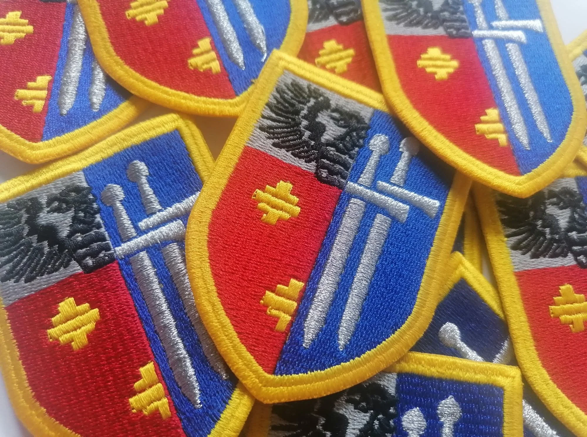 Kolorowe naszywki wojskowe haftowane – Fabryka Haftu Ełk