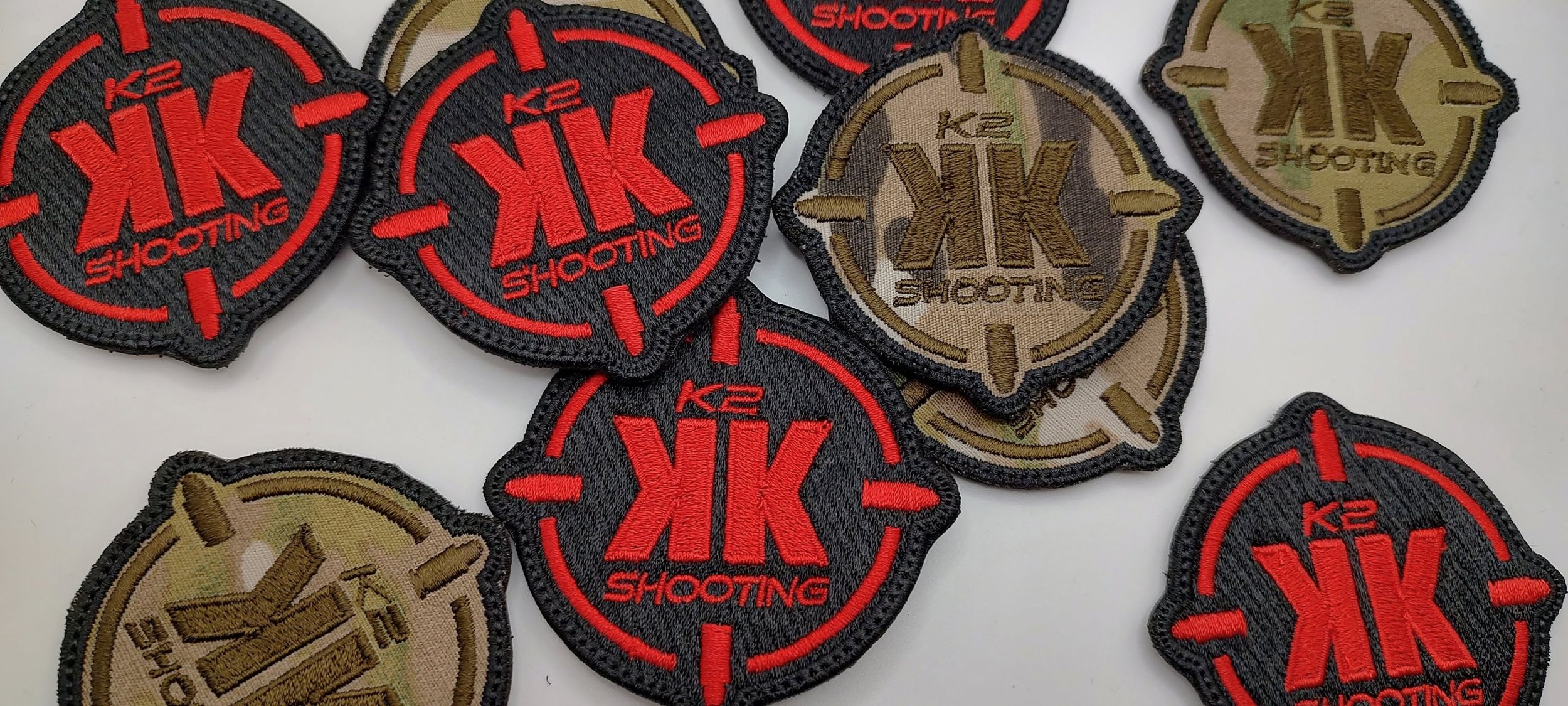 Naszywki K2 Shooting z motywem celownika w czerwonej i beżowej wersji kolorystycznej