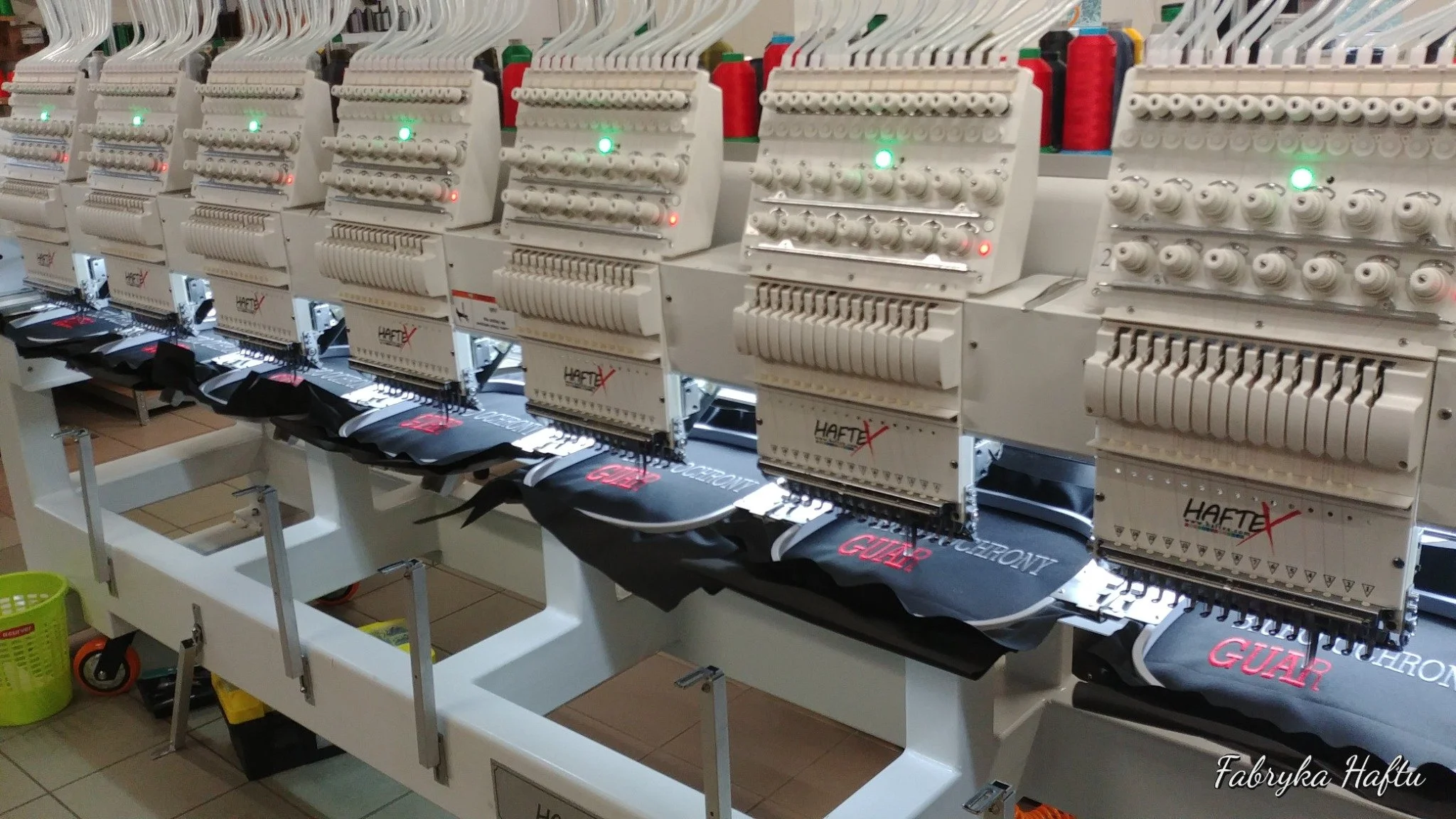 Produkcja seryjna naszywek na 8-głowicowej hafciarce Haftex w Fabryce Haftu w Ełku w 2019 roku