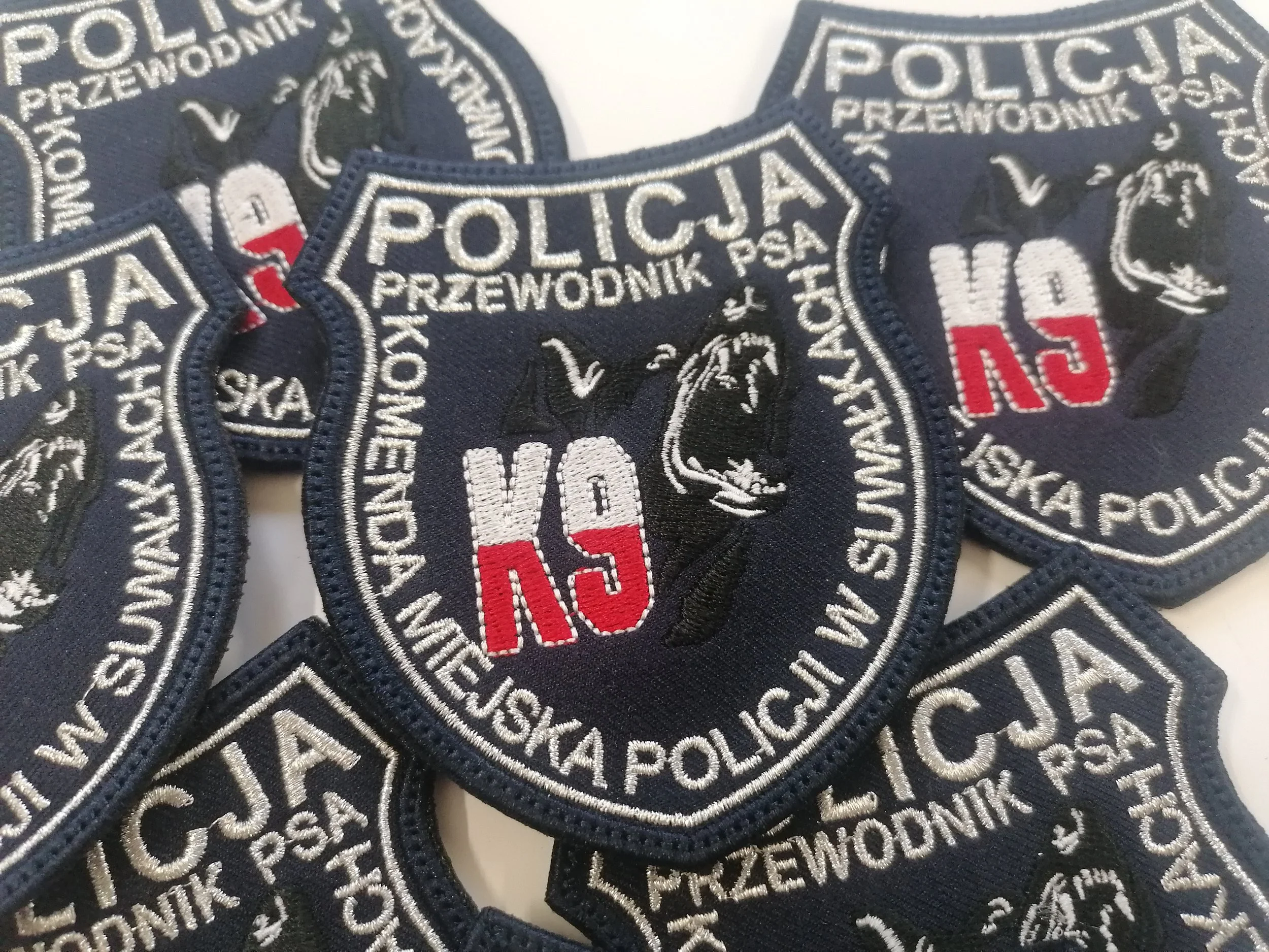 Haftowane naszywki policyjne K9 dla przewodnika psa służbowego – Fabryka Haftu Ełk