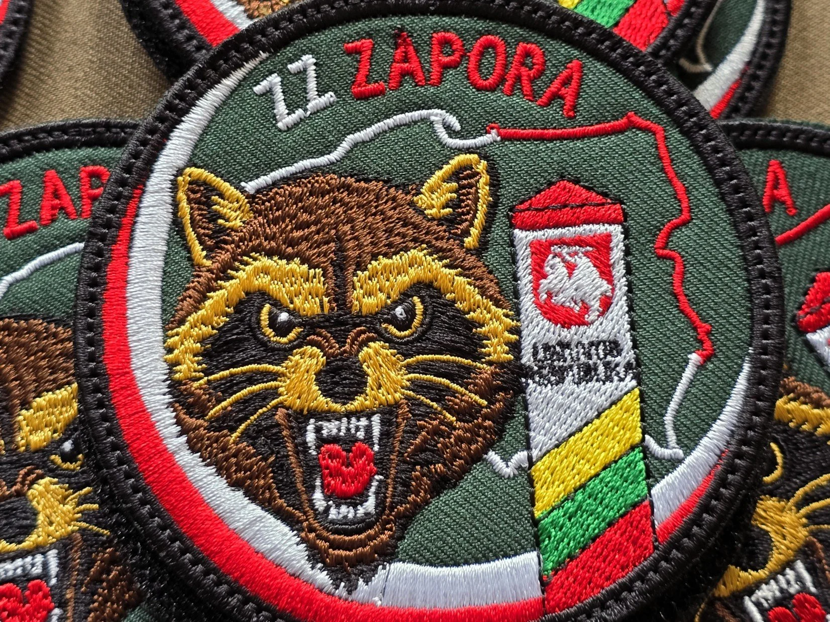 Haftowana naszywka ZZ Zapora z głową szopa, litewskim słupem granicznym i biało-czerwonym obramowaniem